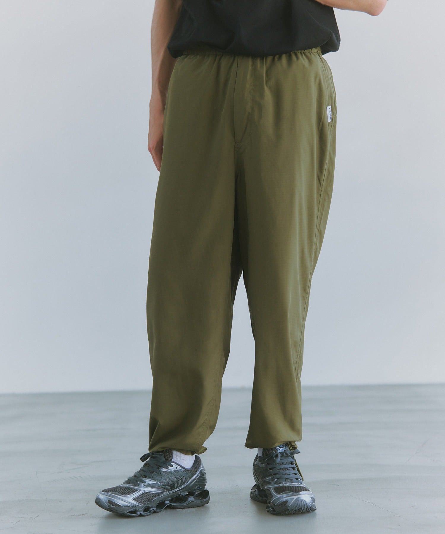 メゾンクラブ MAISON CLUB SUPER LIGRT TECH TRAVEL EASY TROUSERS /超軽量リップストップ素材 （カーキ） カーキ