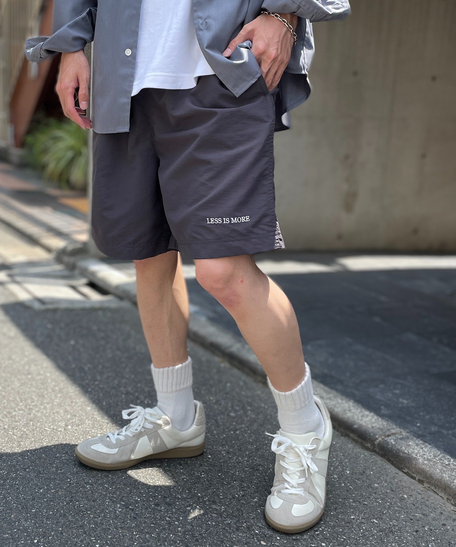 メゾンクラブ MAISON CLUB ワンポイント刺繍ナイロンハーフパンツ LESS IS MORE （チャコールグレー） チャコールグレー