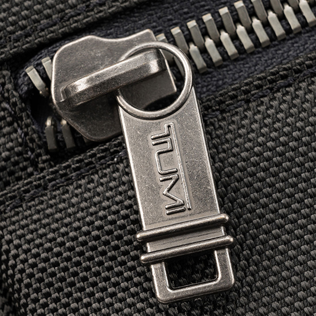 トゥミ TUMI ウエストバッグ・ボディバッグ アルファブラボー クラシファイド ウエスト・パック 232710D/142483 1041 BLACK