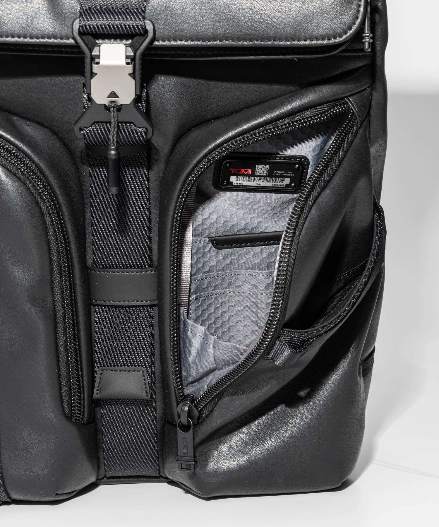 トゥミ TUMI トゥミ TUMI ALPHA BRAVO アルファブラボー SURVEILLANCE BACKPACK レザー サーヴェイランス フラップ バックパック 093 （BLACK/ブラック） BLACK/ブラック