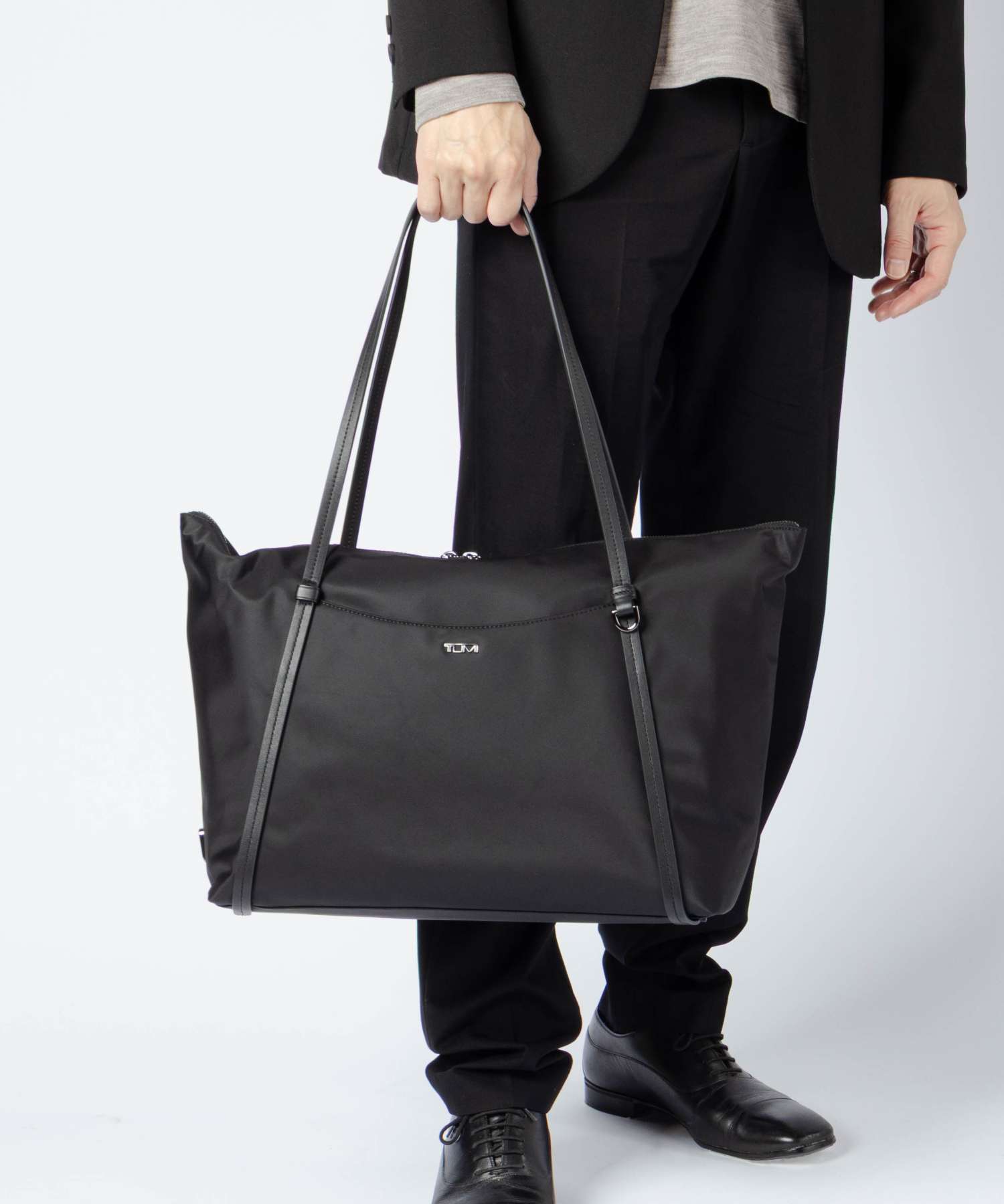 トゥミ TUMI VOYAGEUR ヴォヤジュール Q TOTE キュー トート （BLACK/GUNMETAL） BLACK/GUNMETAL