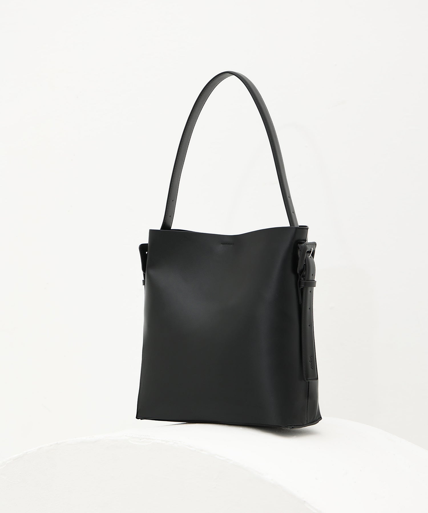 アングリッド Ungrid ソフトスムース クルミバックルA4ショルダーバッグ （BLK） BLK