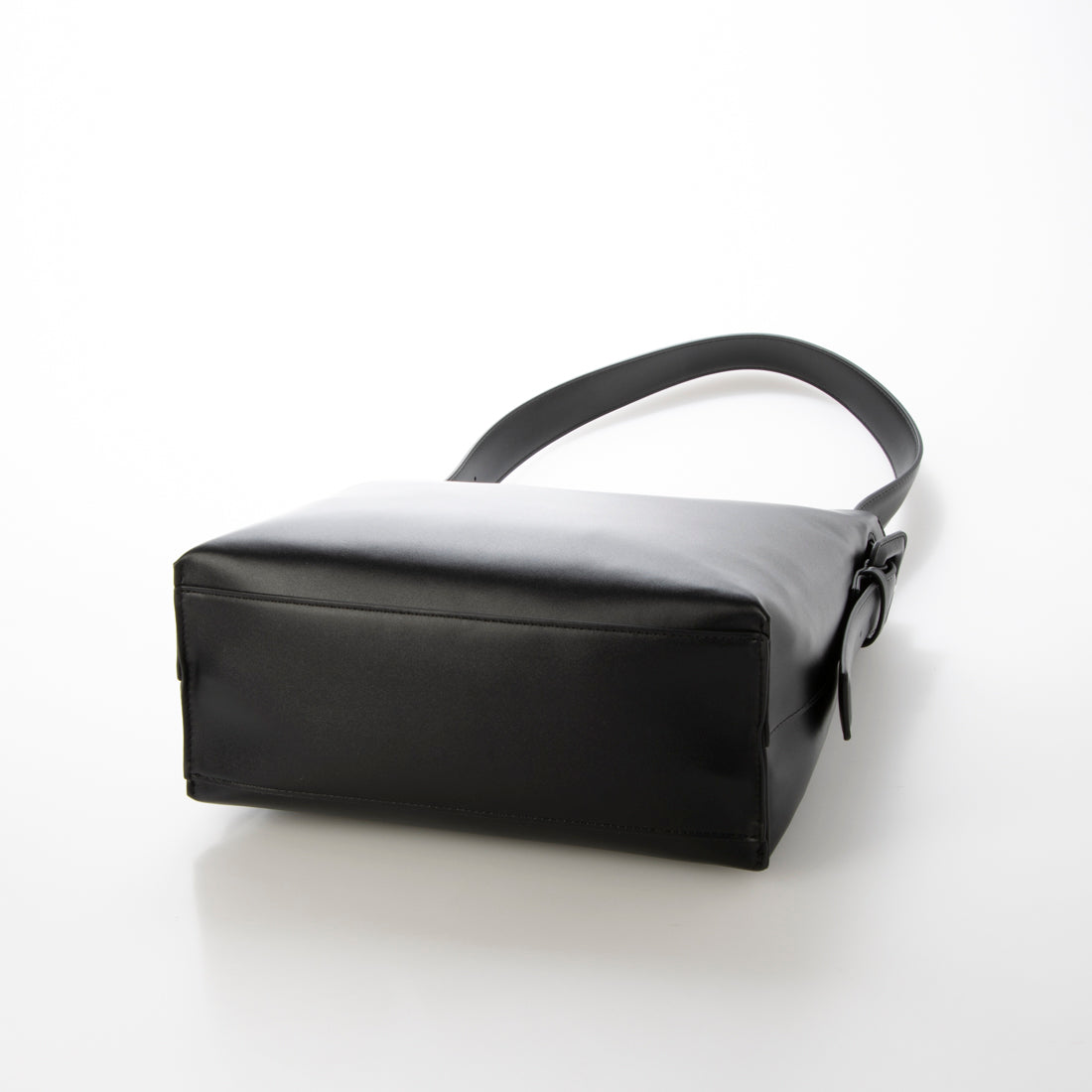 アングリッド Ungrid ソフトスムース クルミバックルA4ショルダーバッグ （BLK） BLK