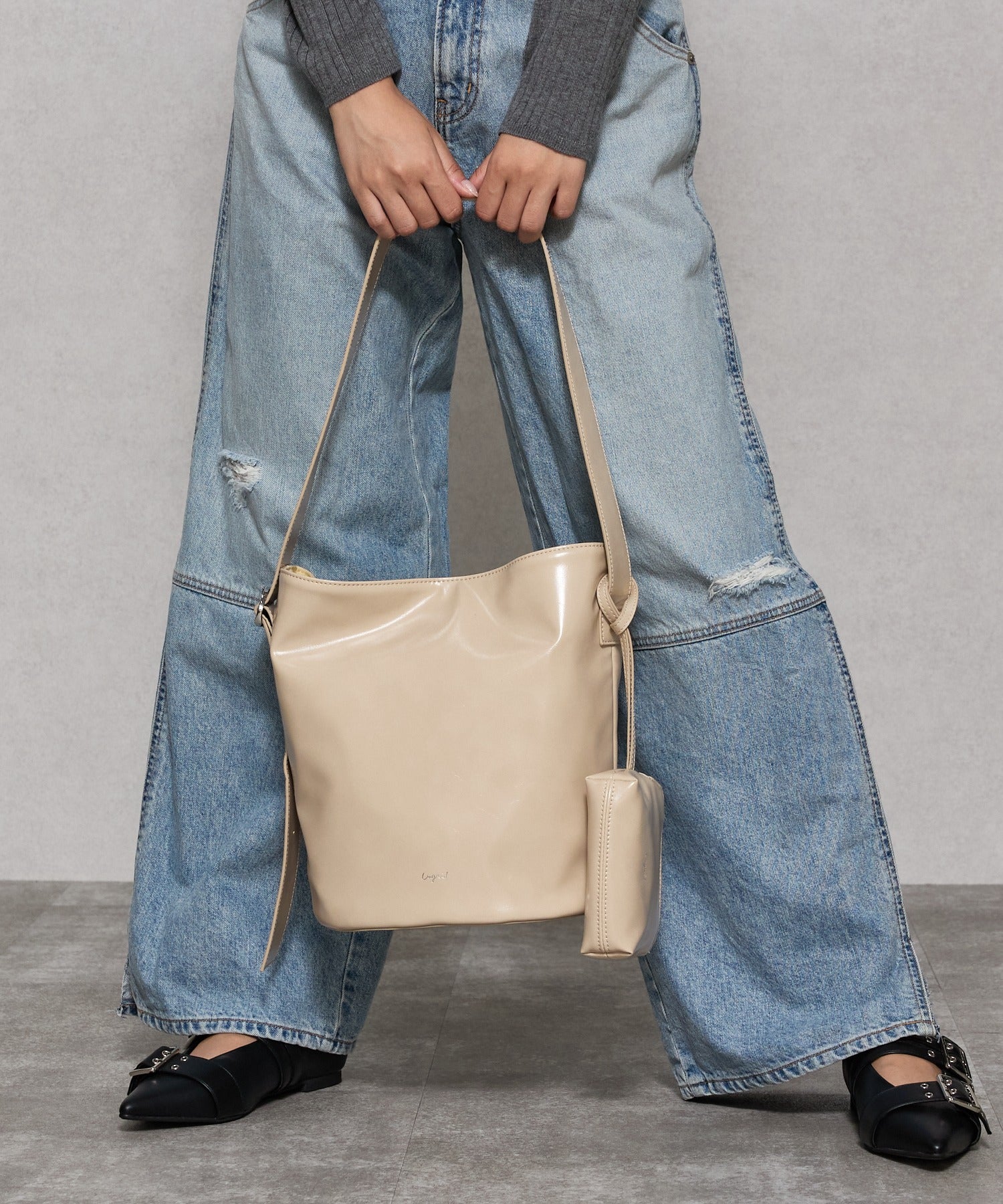 アングリッド Ungrid ポーチチャーム付 バックルベルトバケットバッグ ホワイト