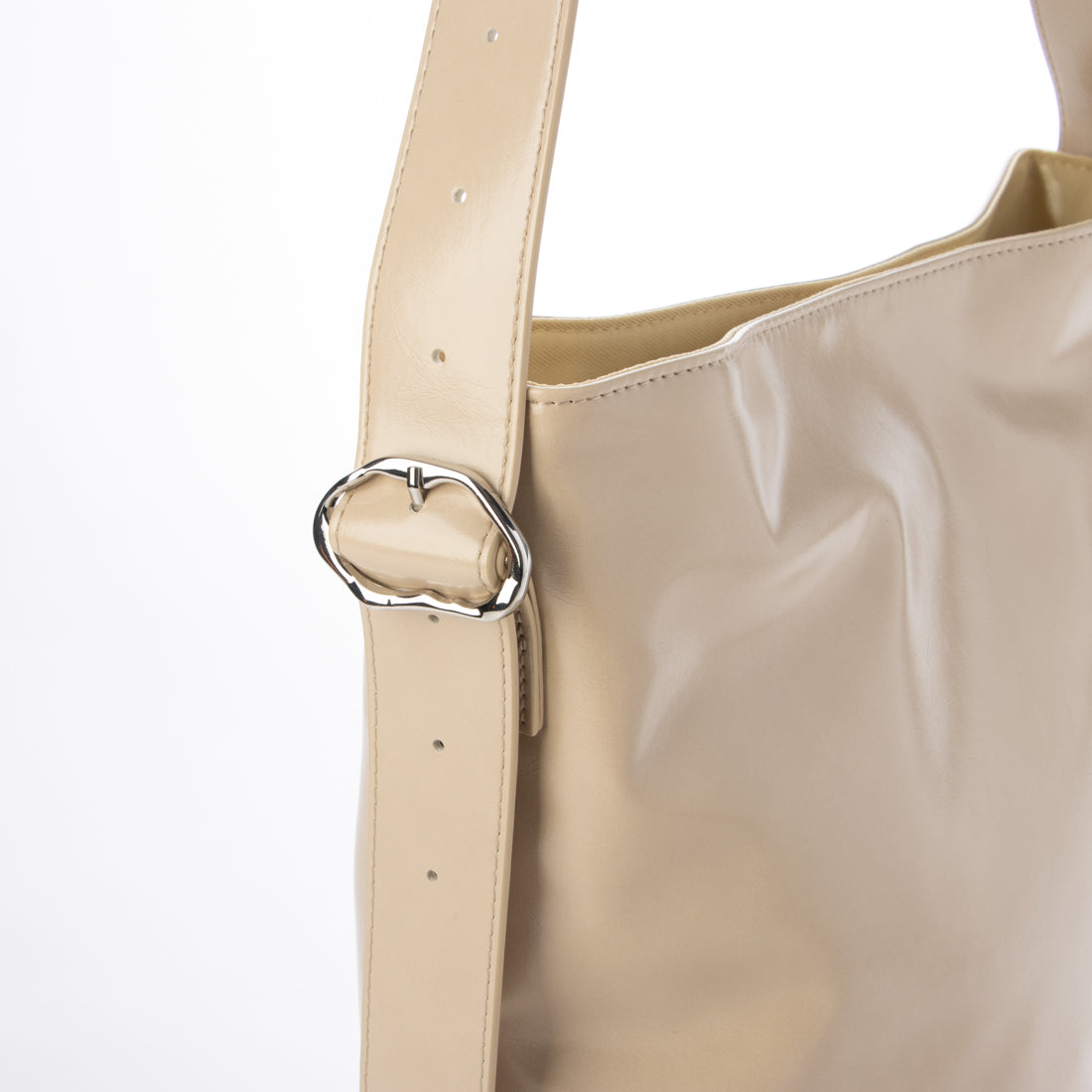 アングリッド Ungrid ポーチチャーム付 バックルベルトバケットバッグ ホワイト