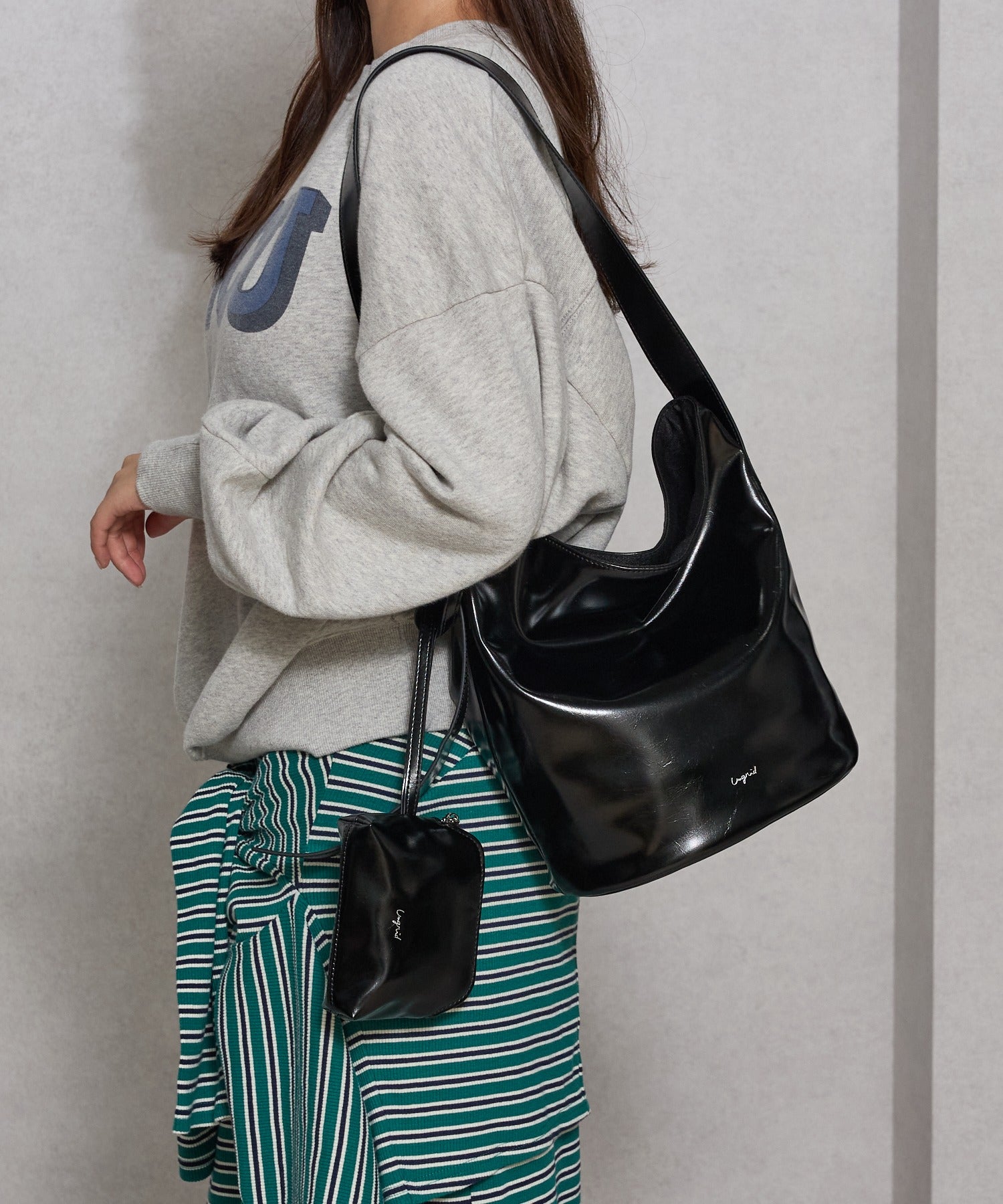 アングリッド Ungrid ポーチチャーム付 バックルベルトバケットバッグ ブラック