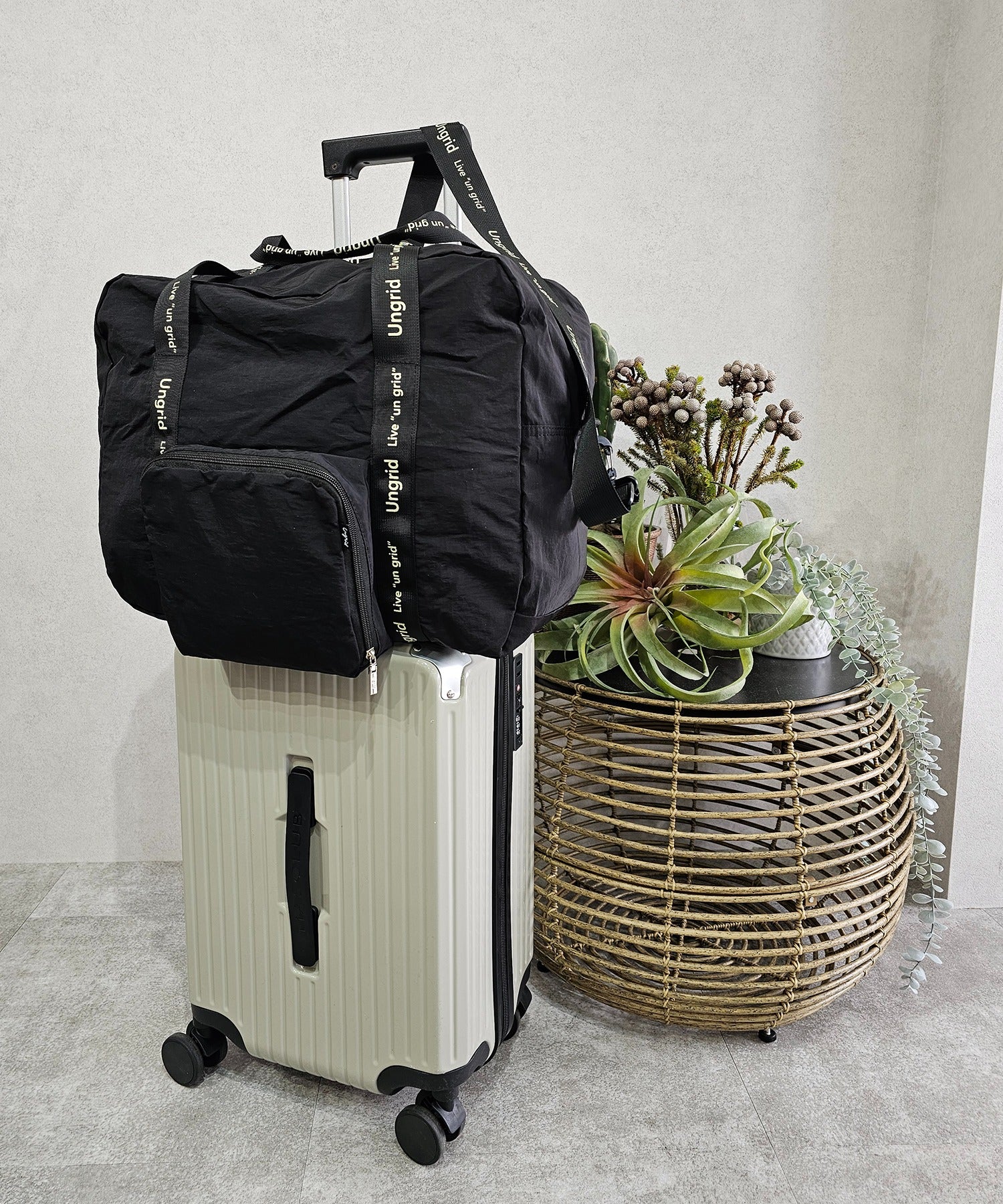 アングリッド Ungrid 撥水軽量ソフトナイロン ロゴテープ折り畳みラージボストンバッグ ブラック