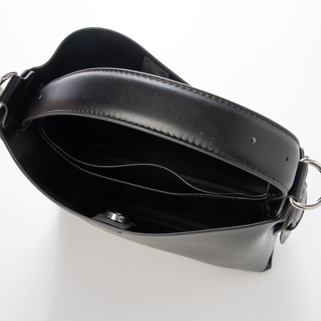 アングリッド Ungrid ソフトスムース クルミバックルミドルショルダーバッグ BLK