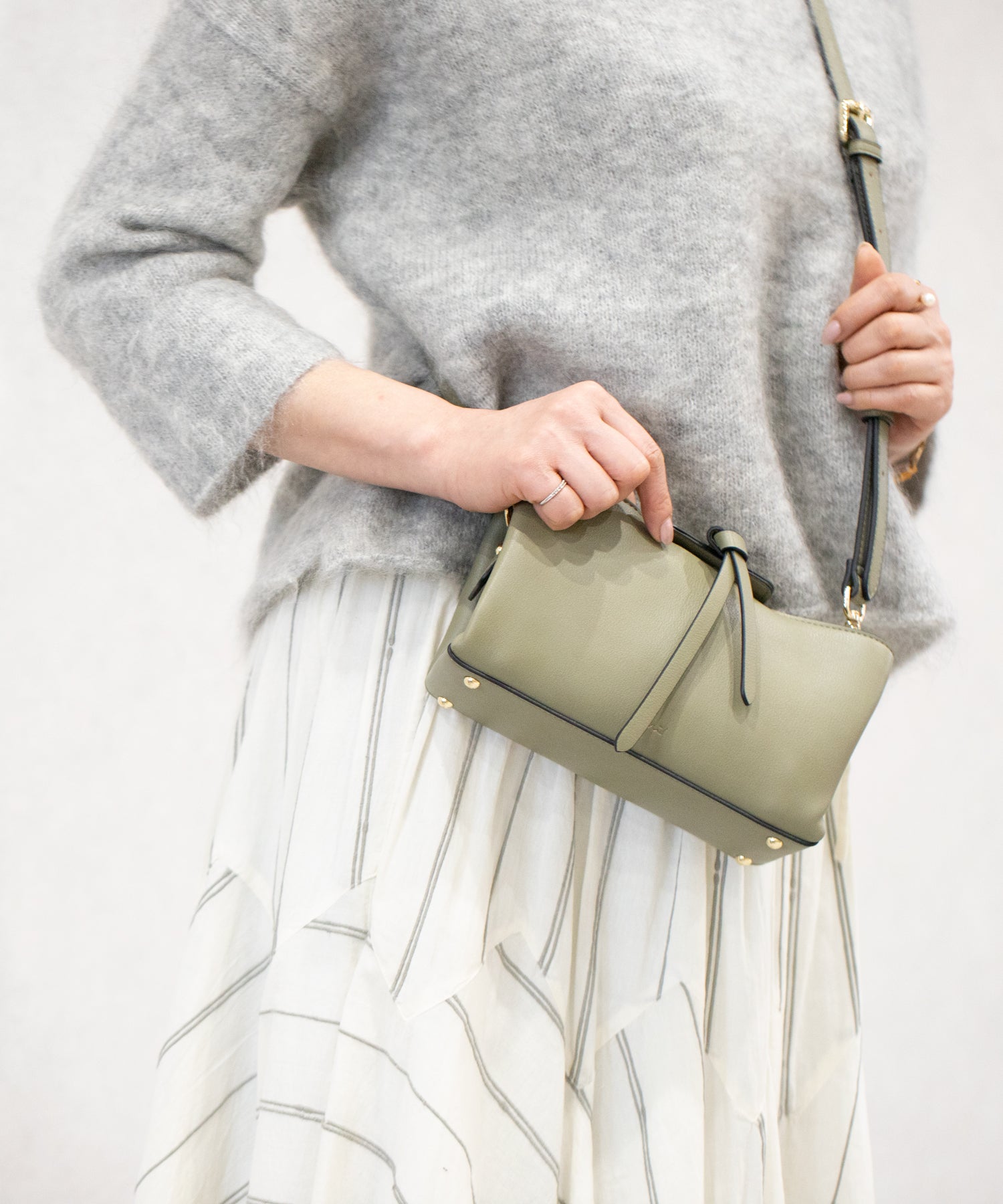 アングリッド Ungrid アンティークPUレザー 両アオリポケット スマホ＆パスポート入れ ミニ ショルダーバッグ （OLV） OLV