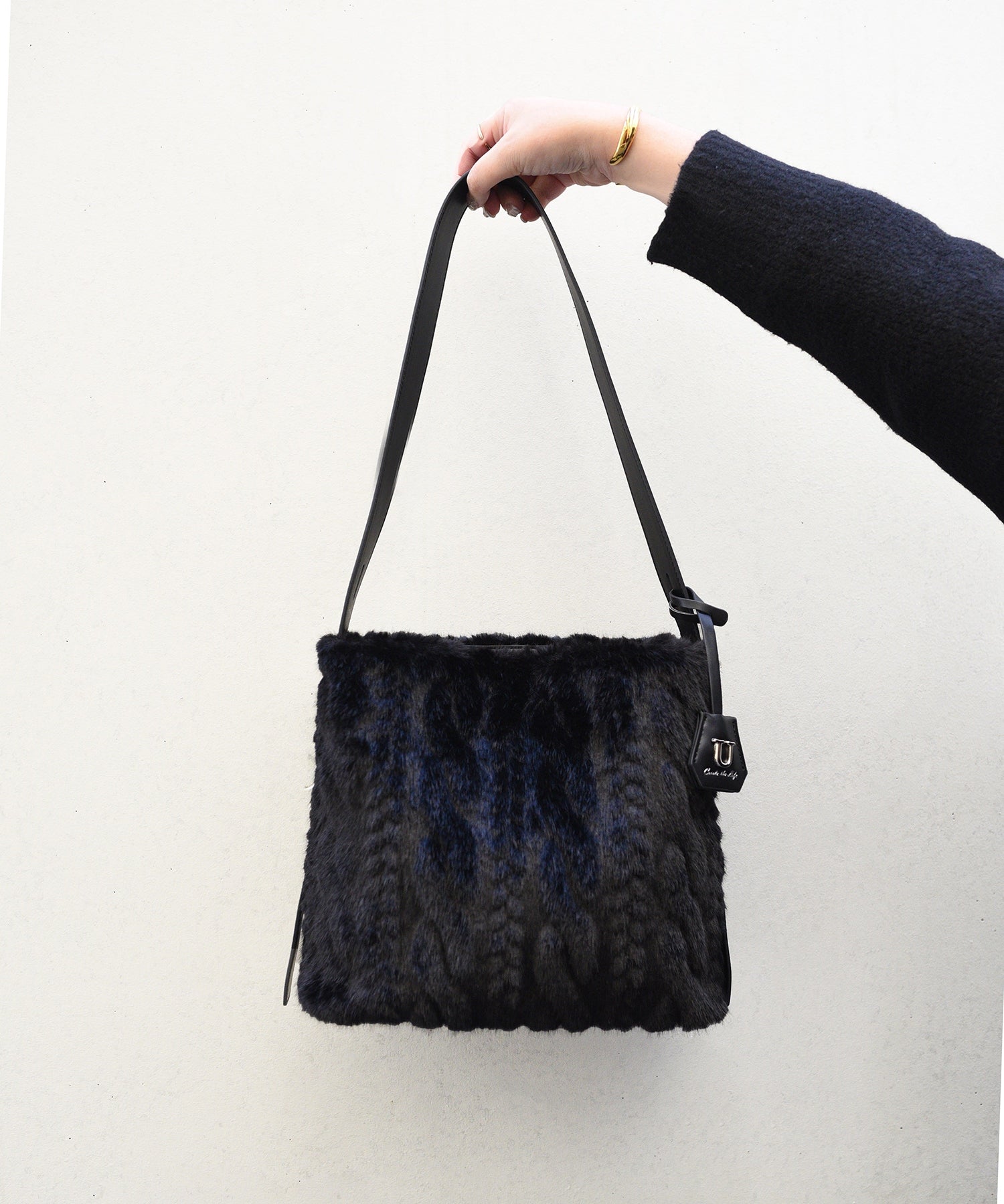 ユー U Sculpte【スキュルテ】ケーブルファーバンブー型ハンドルショルダーバッグ （ブラック） ブラック