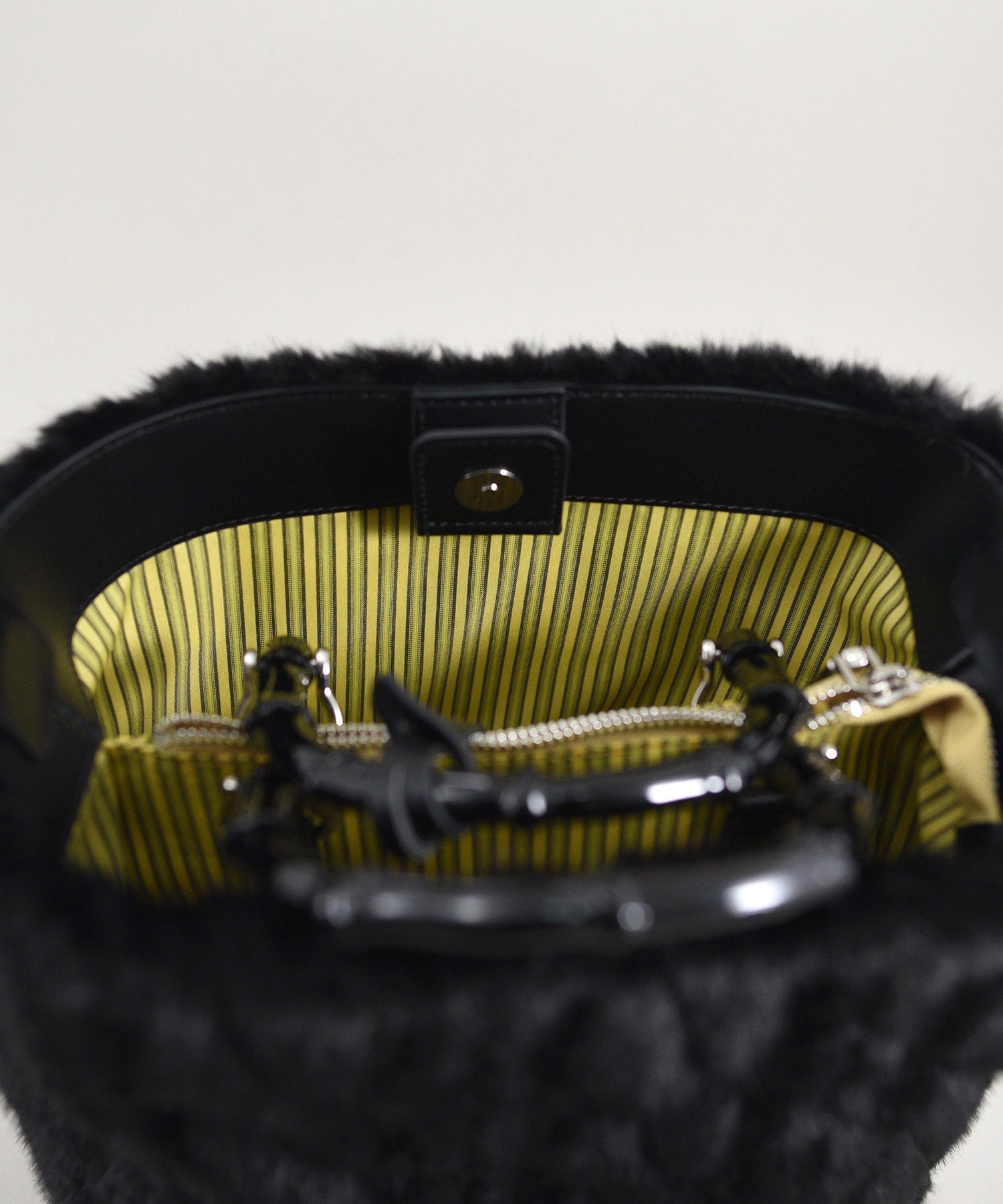 ユー U Sculpte【スキュルテ】ケーブルファーバンブー型ハンドルショルダーバッグ （ブラック） ブラック