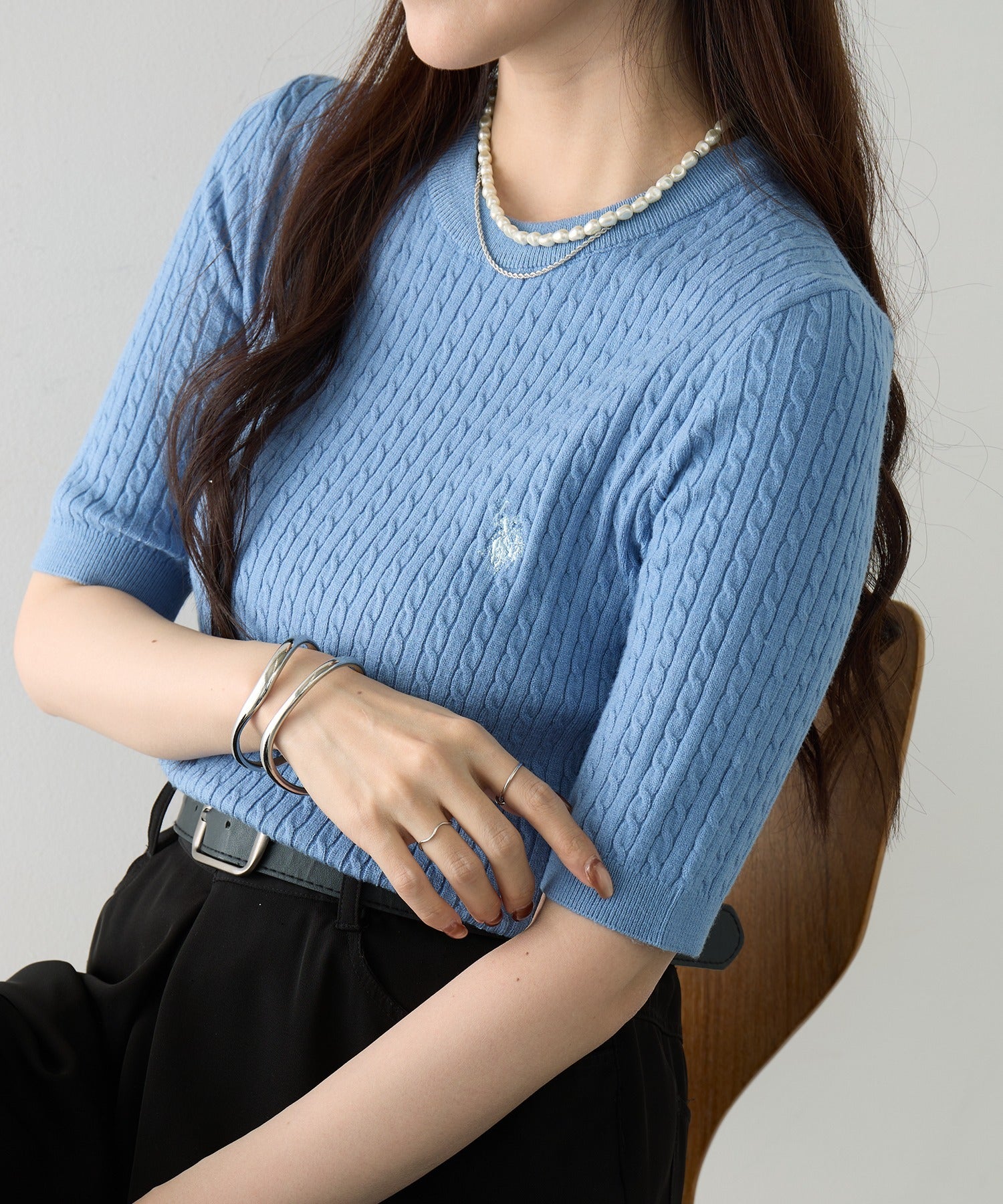 ユーエスポロアッスン U.S. POLO ASSN. ワンポイント刺繍 クルーネックケーブルニット （サックスブルー） サックスブルー