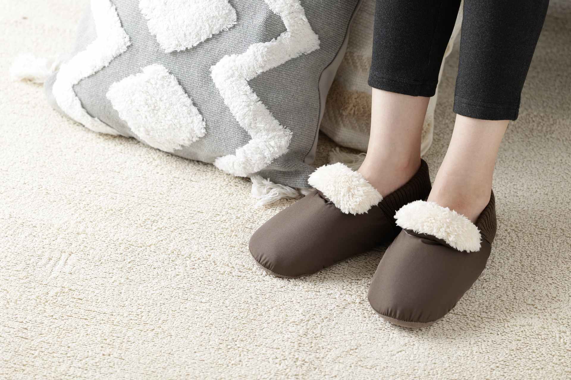 UCHI-COLLE Babouche-style room shoes Heating cushion