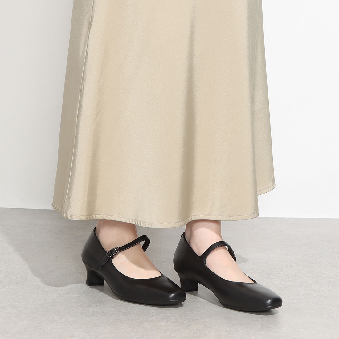 ユニティ unity スクエアトゥワンベルトパンプス