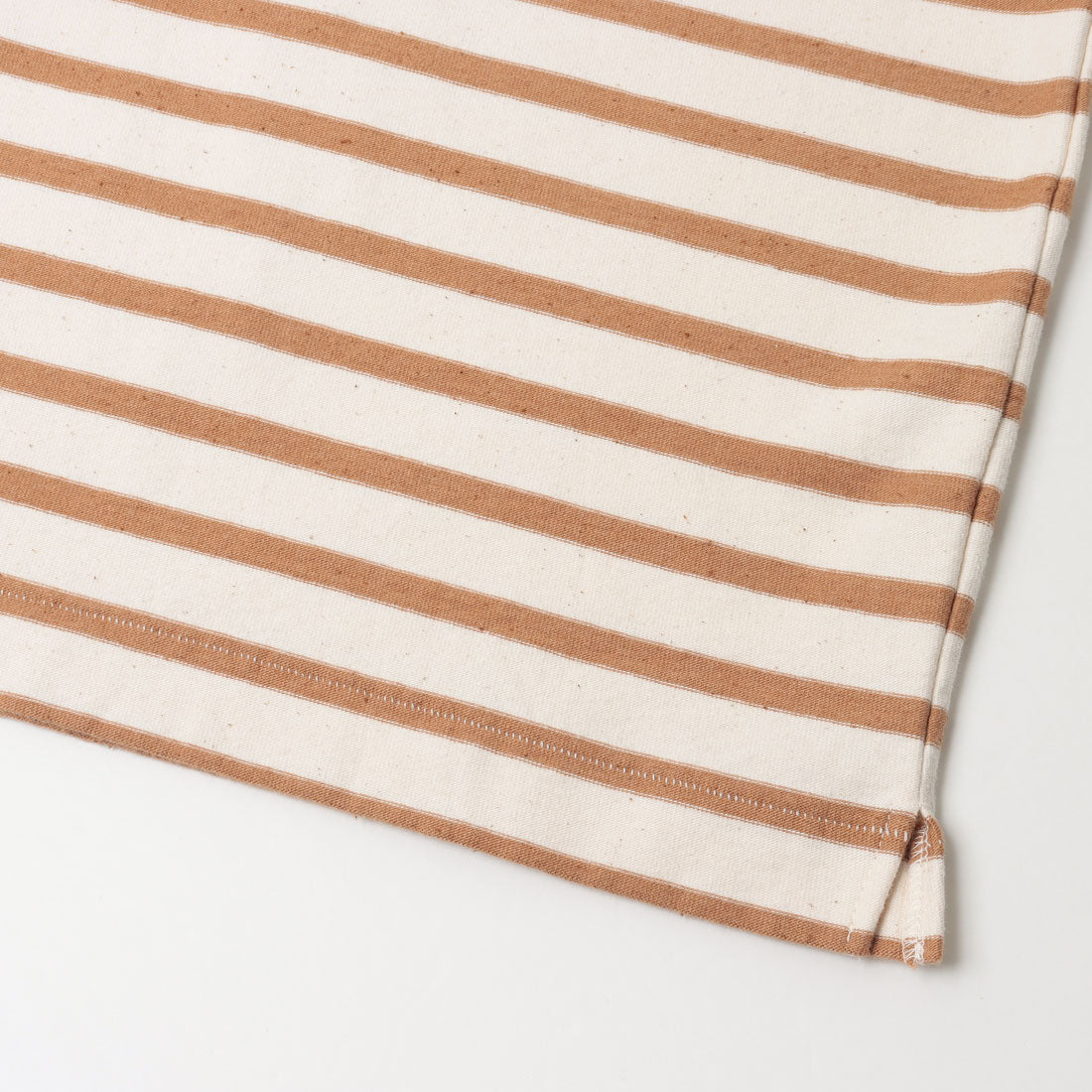 アンダイドスタンダード UNDYED STANDARD UNDYED STANDARD アンダイドスタンダードTERRA BORDAR S/S Tee テラボーダーショートスリーブT USN24SLS088 （ホワイト×タン） ホワイト×タン