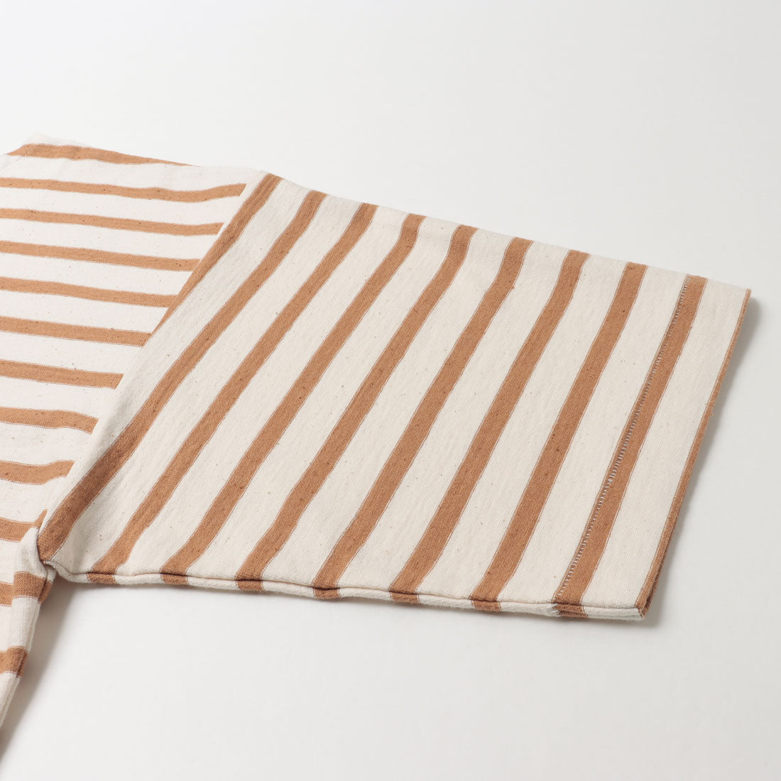 アンダイドスタンダード UNDYED STANDARD UNDYED STANDARD アンダイドスタンダードTERRA BORDAR S/S Tee テラボーダーショートスリーブT USN24SLS089 （ホワイト×タン） ホワイト×タン