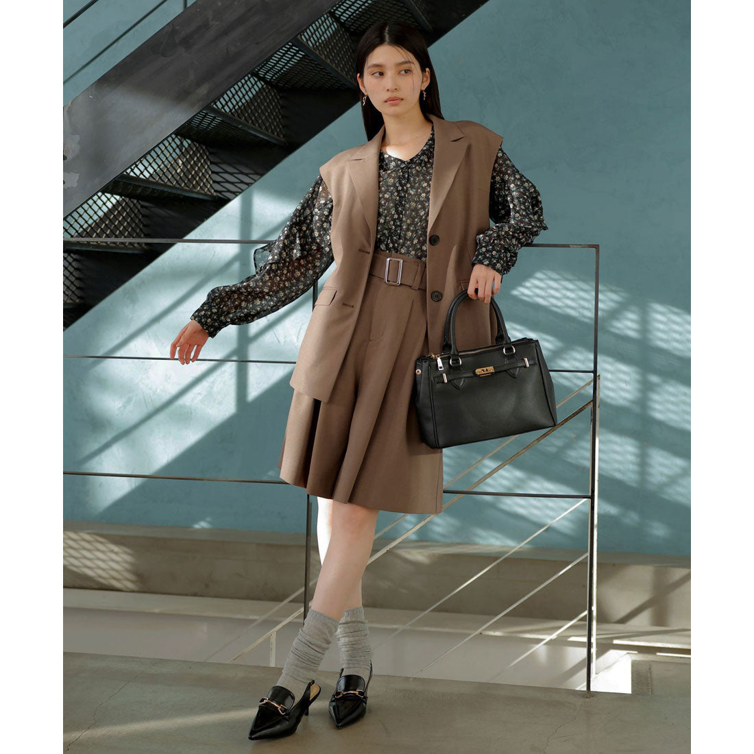 ビス VIS 【前後2WAY】ラッフルフリルブラウス （ブラック系（02）） ブラック系（02）