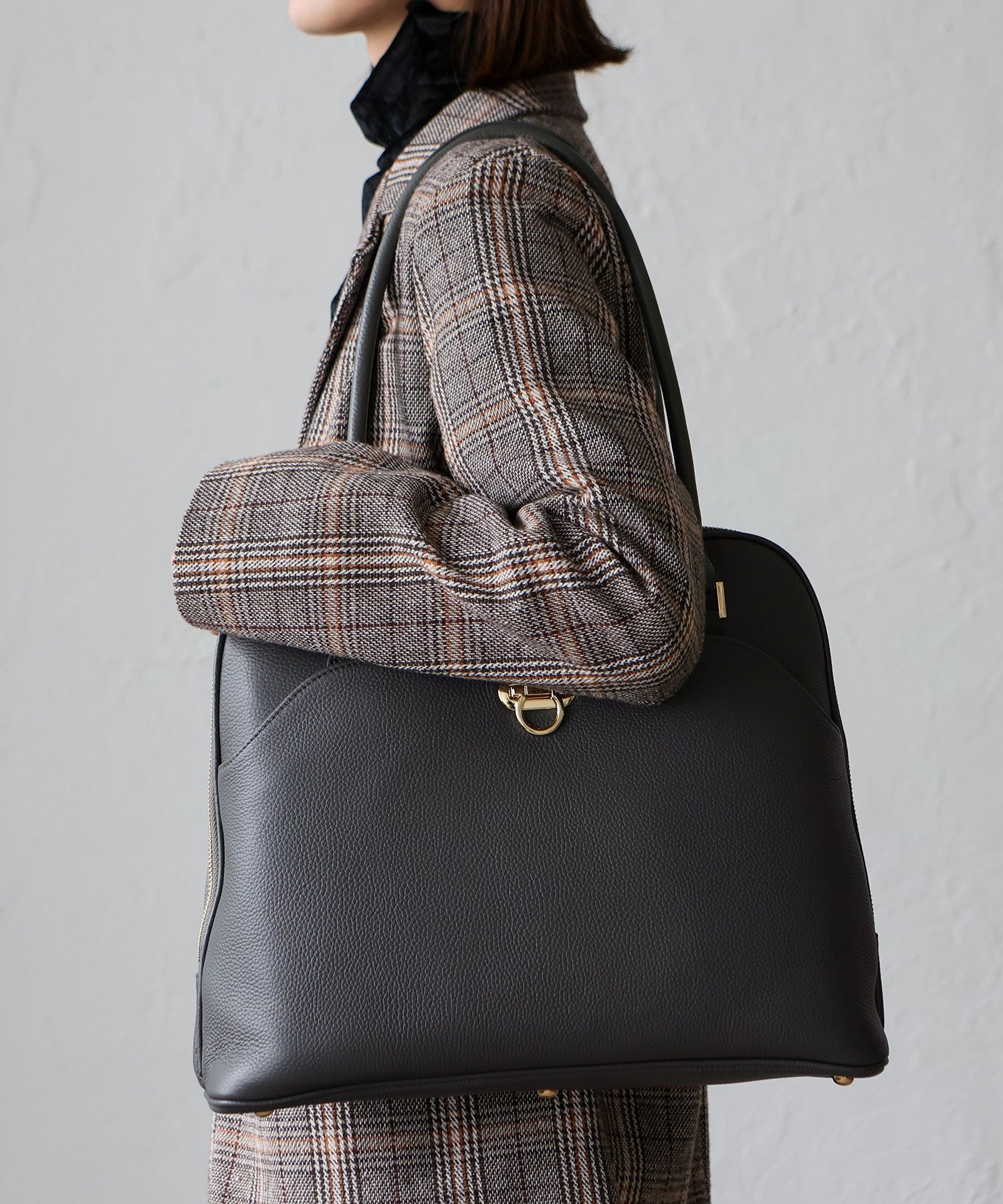 ヴィータフェリーチェ VitaFelice ラウンドファスナーロングハンドル本革トートバッグ （DARKGRAY） DARKGRAY