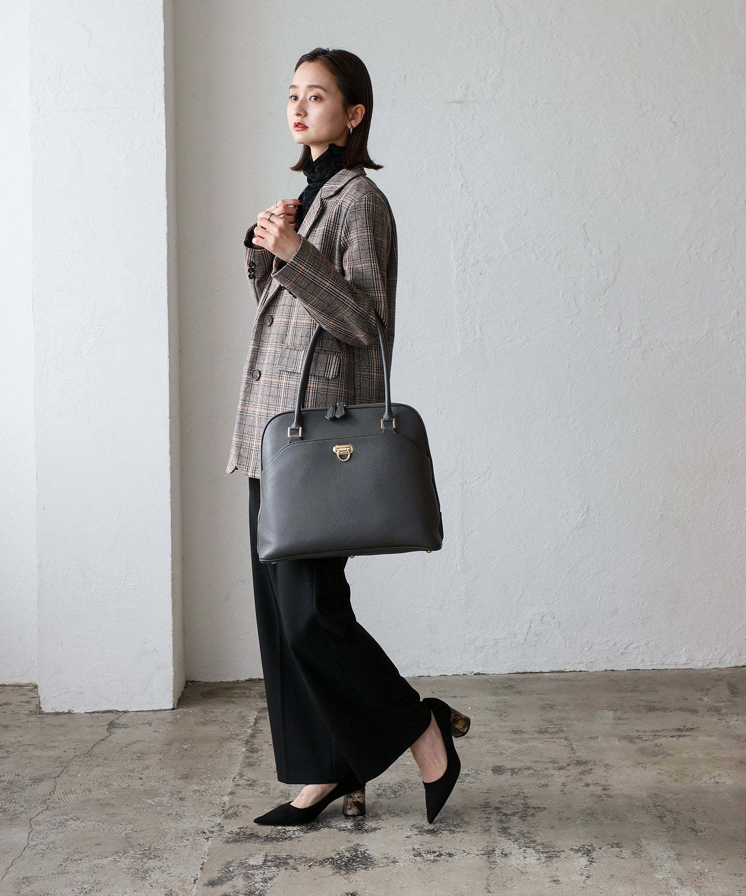 ヴィータフェリーチェ VitaFelice ラウンドファスナーロングハンドル本革トートバッグ （DARKGRAY） DARKGRAY