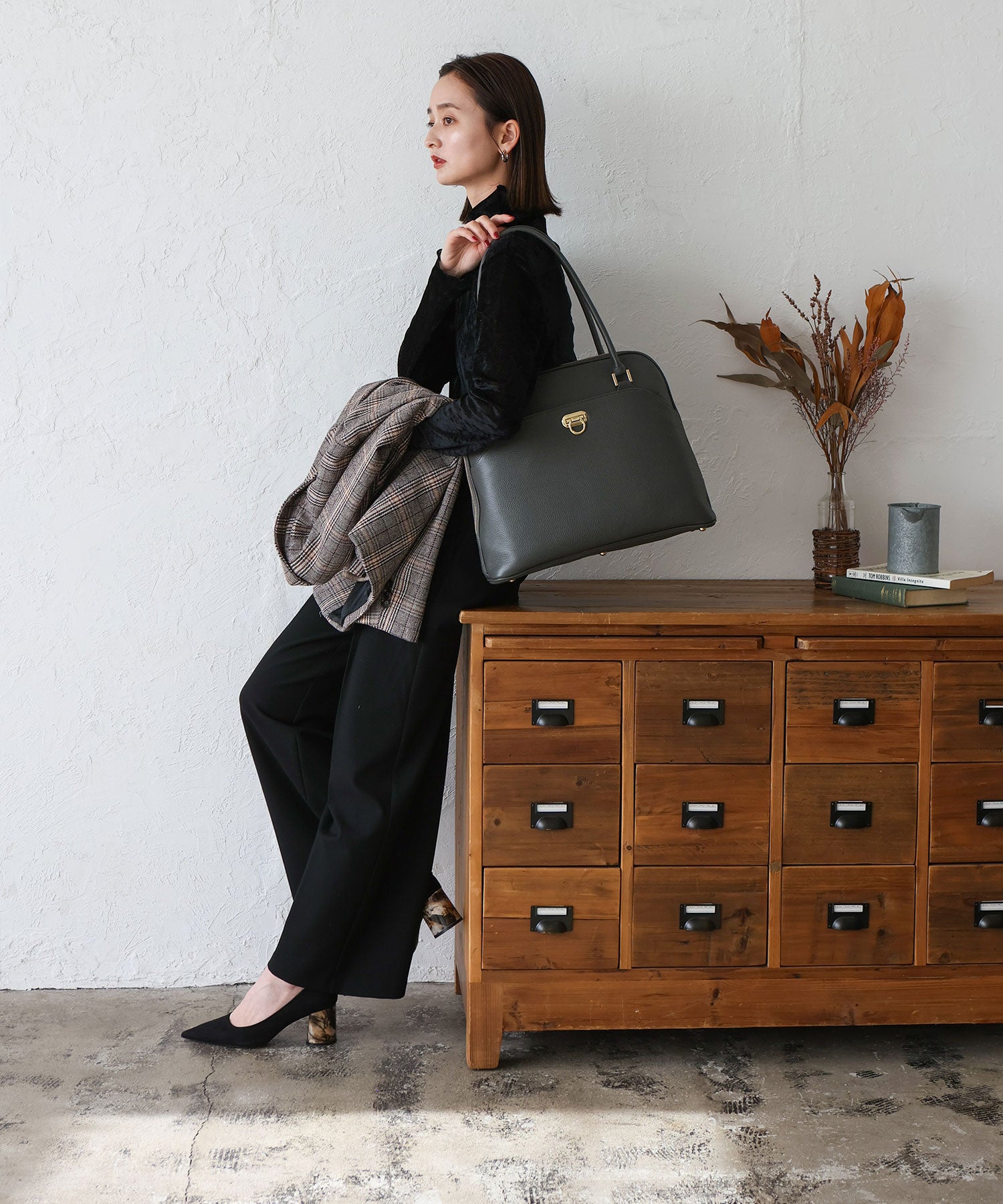 ヴィータフェリーチェ VitaFelice ラウンドファスナーロングハンドル本革トートバッグ （DARKGRAY） DARKGRAY