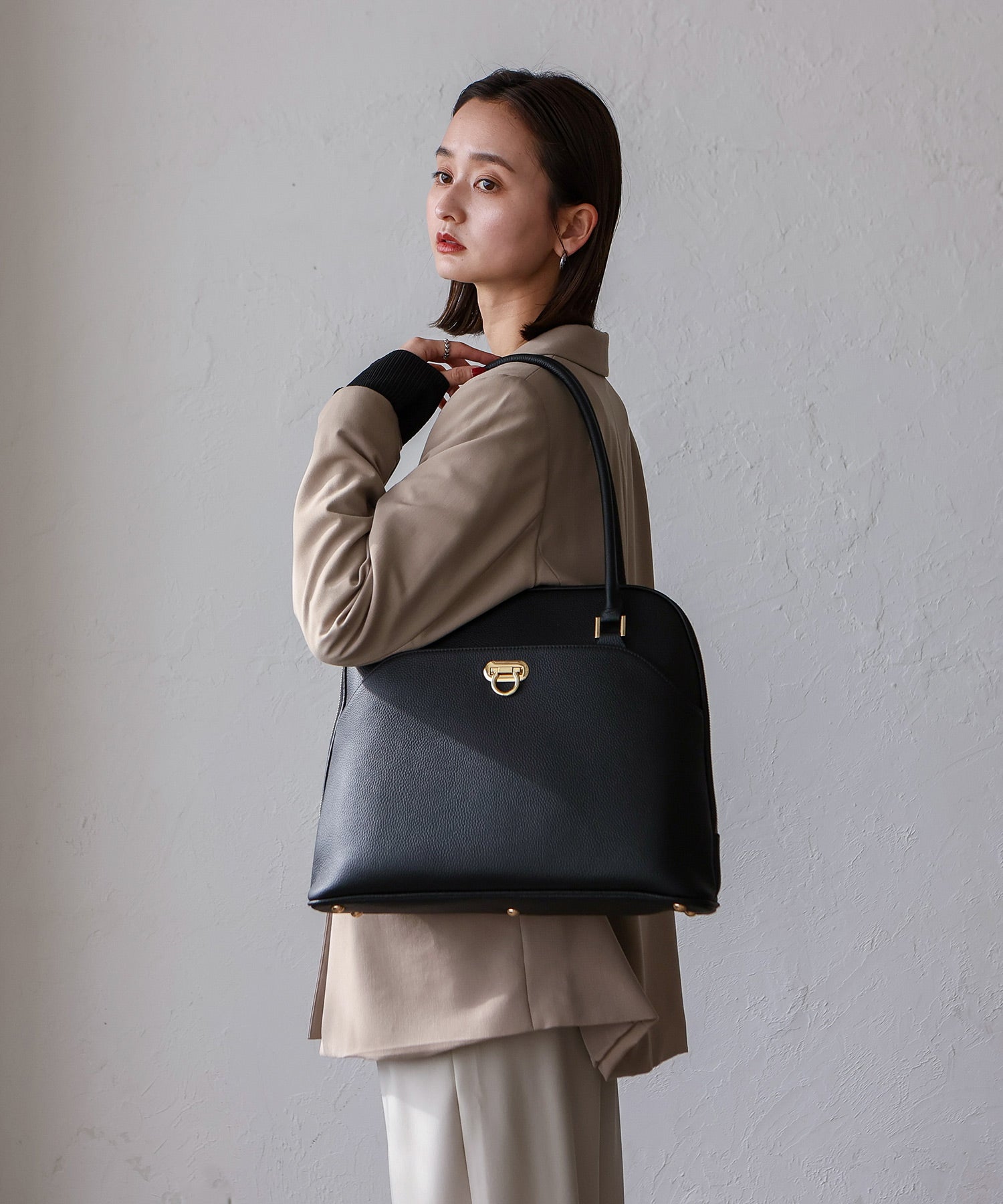 ヴィータフェリーチェ VitaFelice ラウンドファスナーロングハンドル本革トートバッグ （DARKGRAY） DARKGRAY