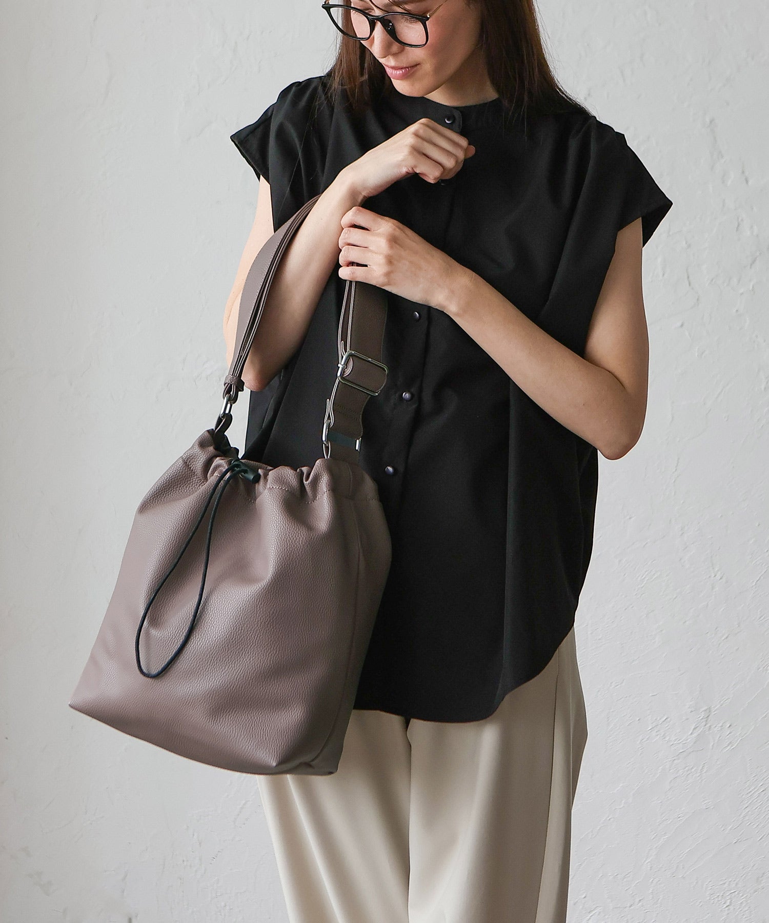 ヴィータフェリーチェ VitaFelice ソフトフェイクレザー巾着ショルダーバッグ （BK） BK