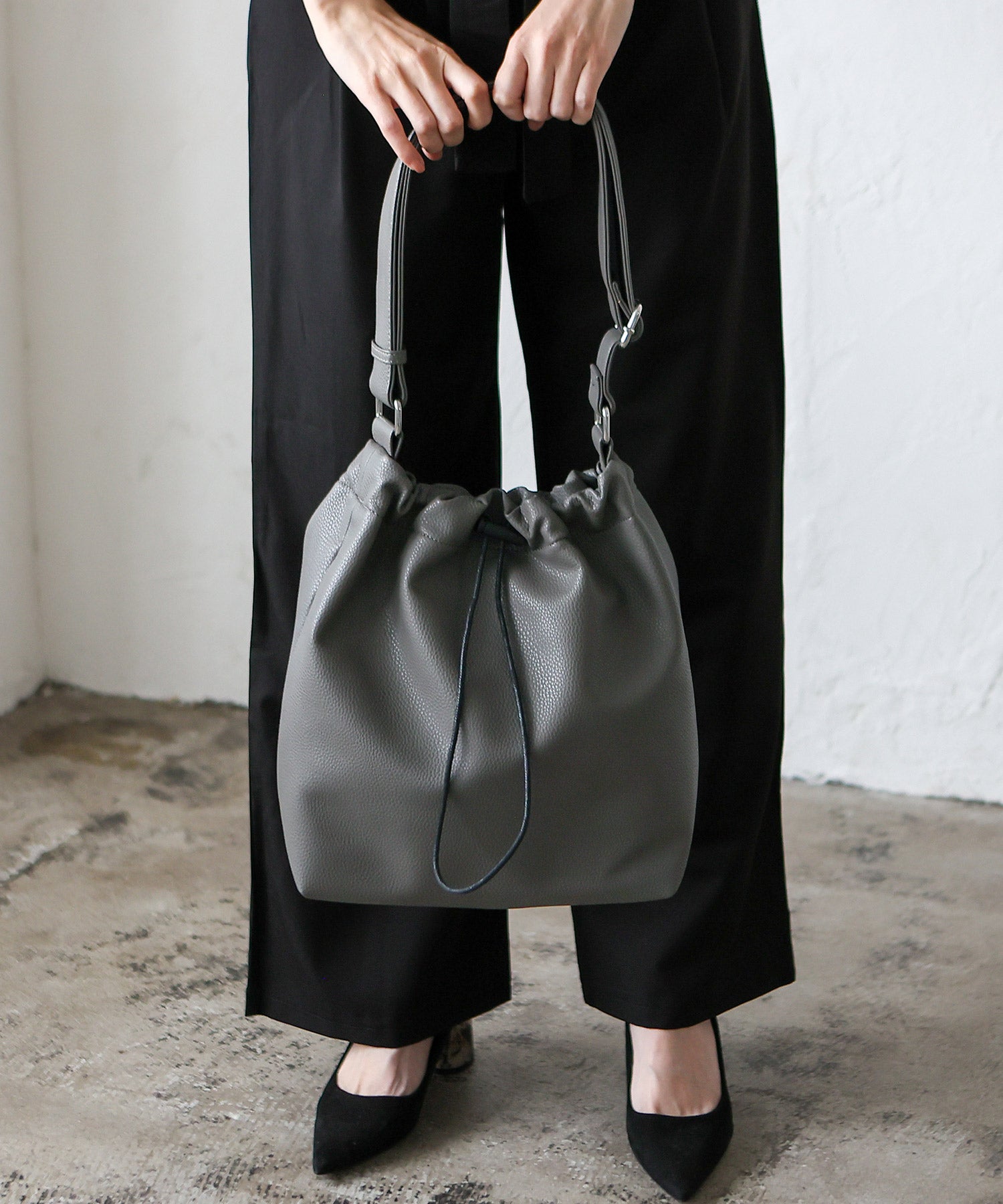 ヴィータフェリーチェ VitaFelice ソフトフェイクレザー巾着ショルダーバッグ （BK） BK