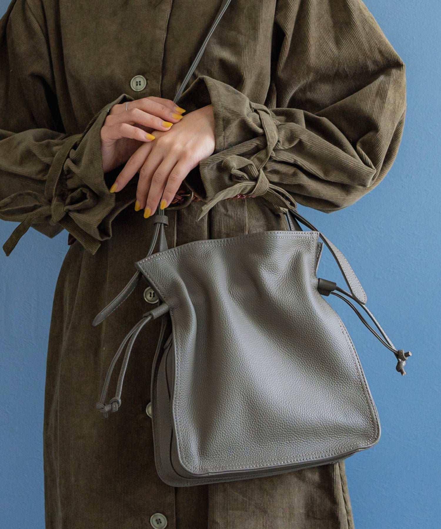 ヴィータフェリーチェ VitaFelice 本牛革巾着ショルダーバッグ,ASHGRAY