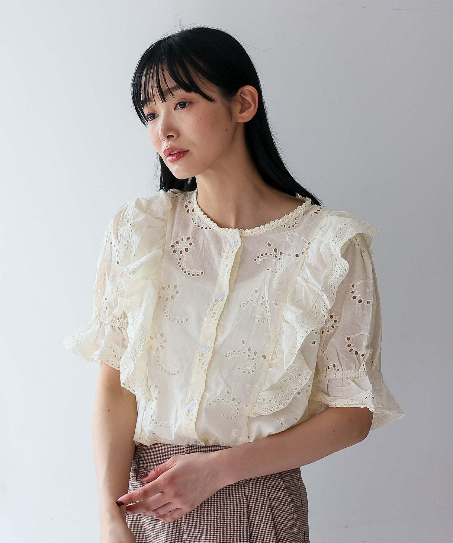 ヴィータフェリーチェ VitaFelice パンチング刺繍レース（スカラップ）レースフリルブラウス （IVORY） IVORY