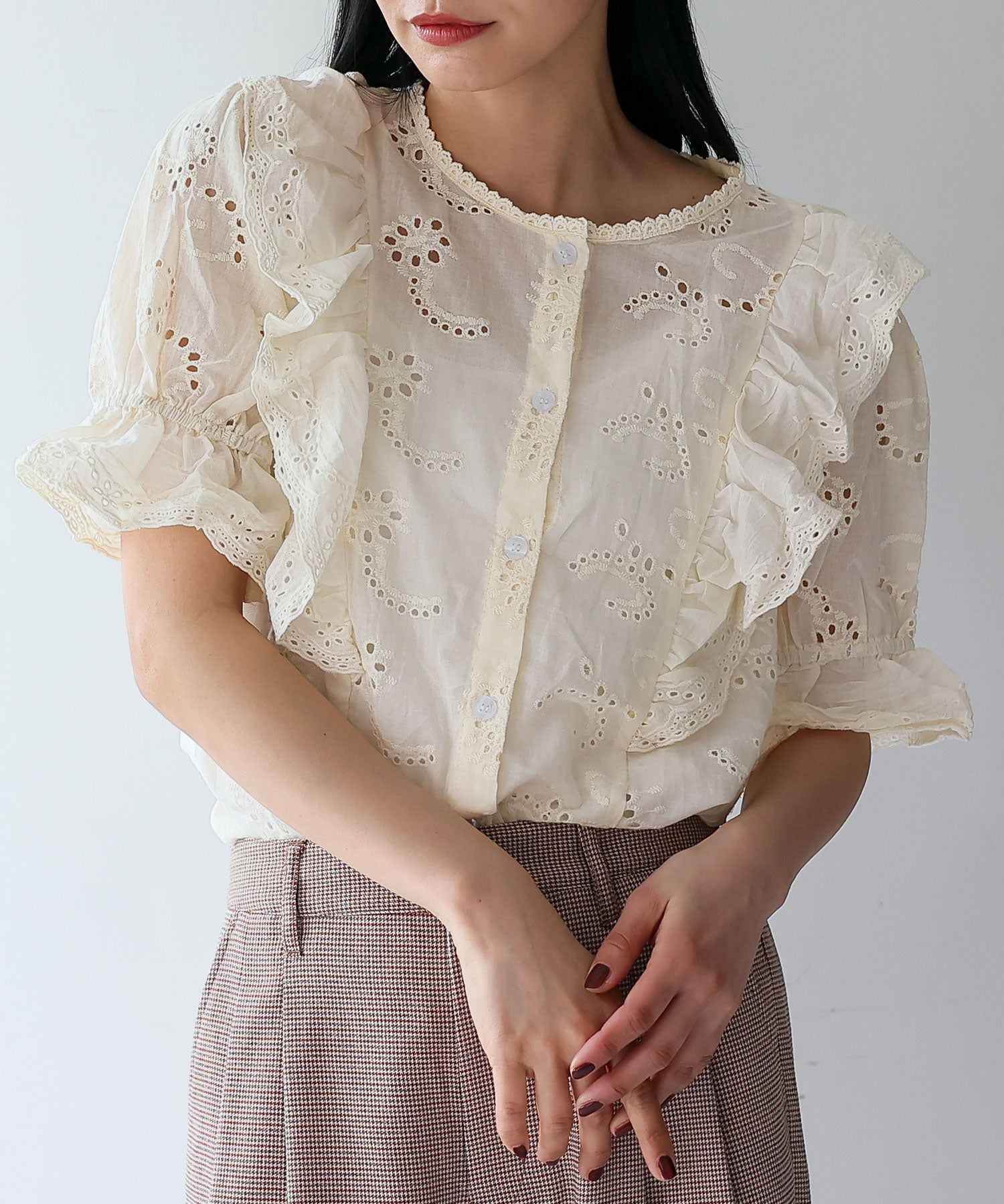 ヴィータフェリーチェ VitaFelice パンチング刺繍レース（スカラップ）レースフリルブラウス （IVORY） IVORY