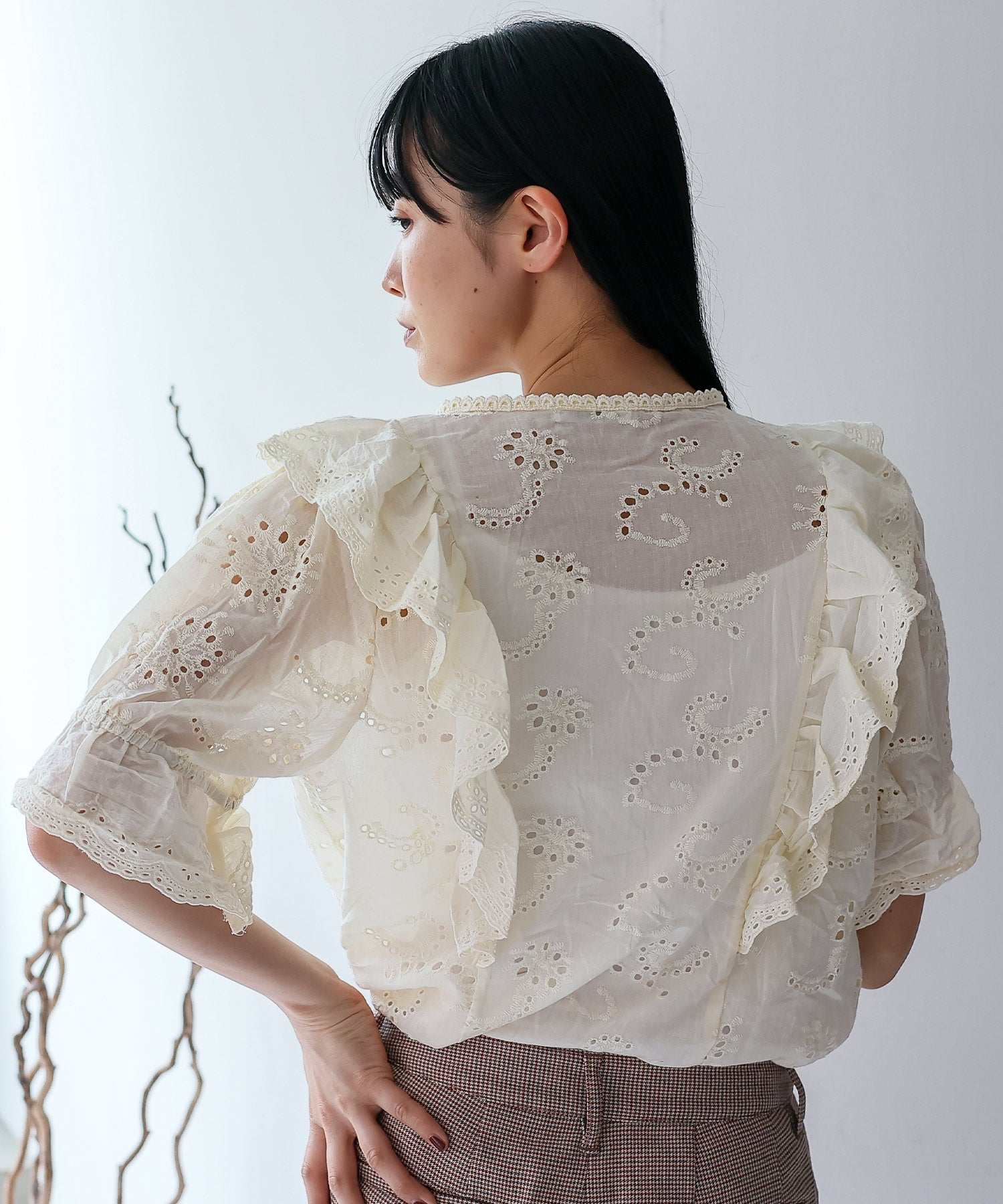 ヴィータフェリーチェ VitaFelice パンチング刺繍レース（スカラップ）レースフリルブラウス （IVORY） IVORY