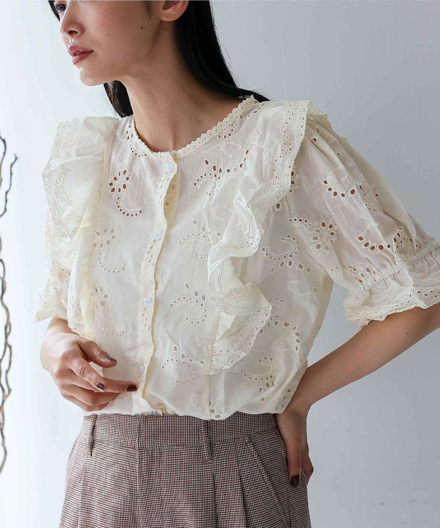 ヴィータフェリーチェ VitaFelice パンチング刺繍レース（スカラップ）レースフリルブラウス （IVORY） IVORY