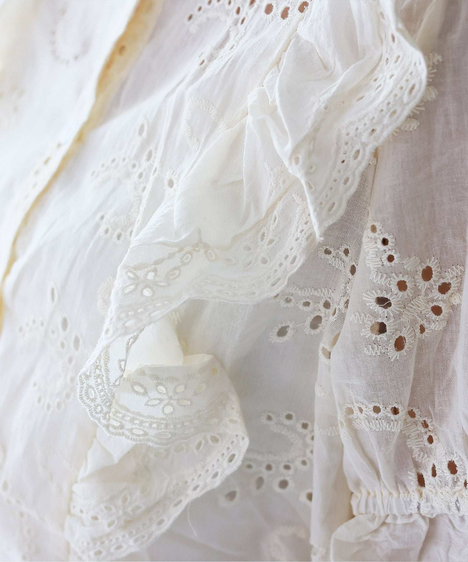 ヴィータフェリーチェ VitaFelice パンチング刺繍レース（スカラップ）レースフリルブラウス （IVORY） IVORY