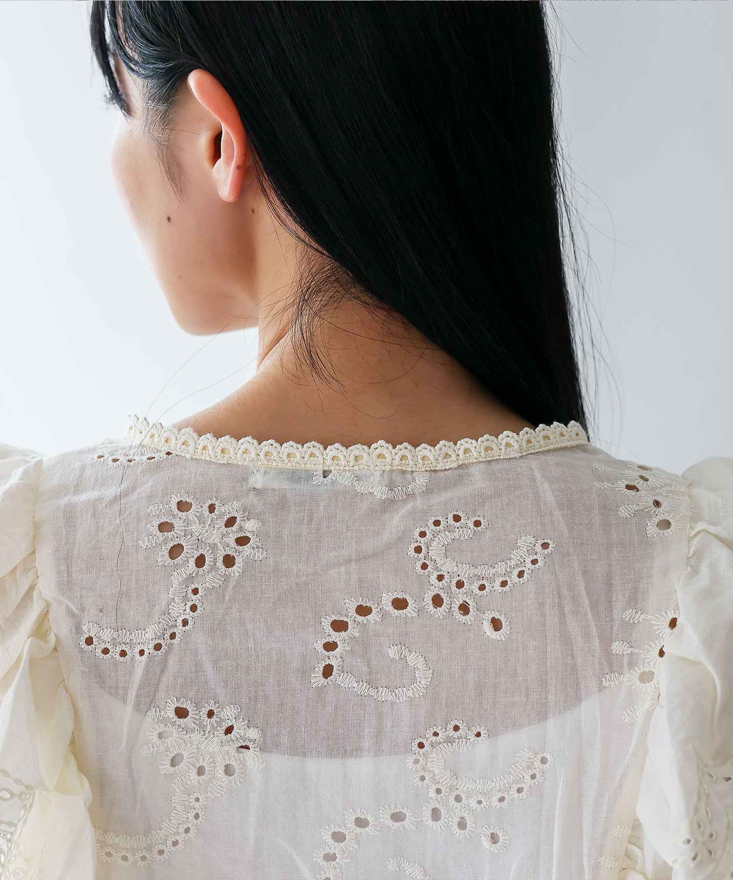 ヴィータフェリーチェ VitaFelice パンチング刺繍レース（スカラップ）レースフリルブラウス （IVORY） IVORY