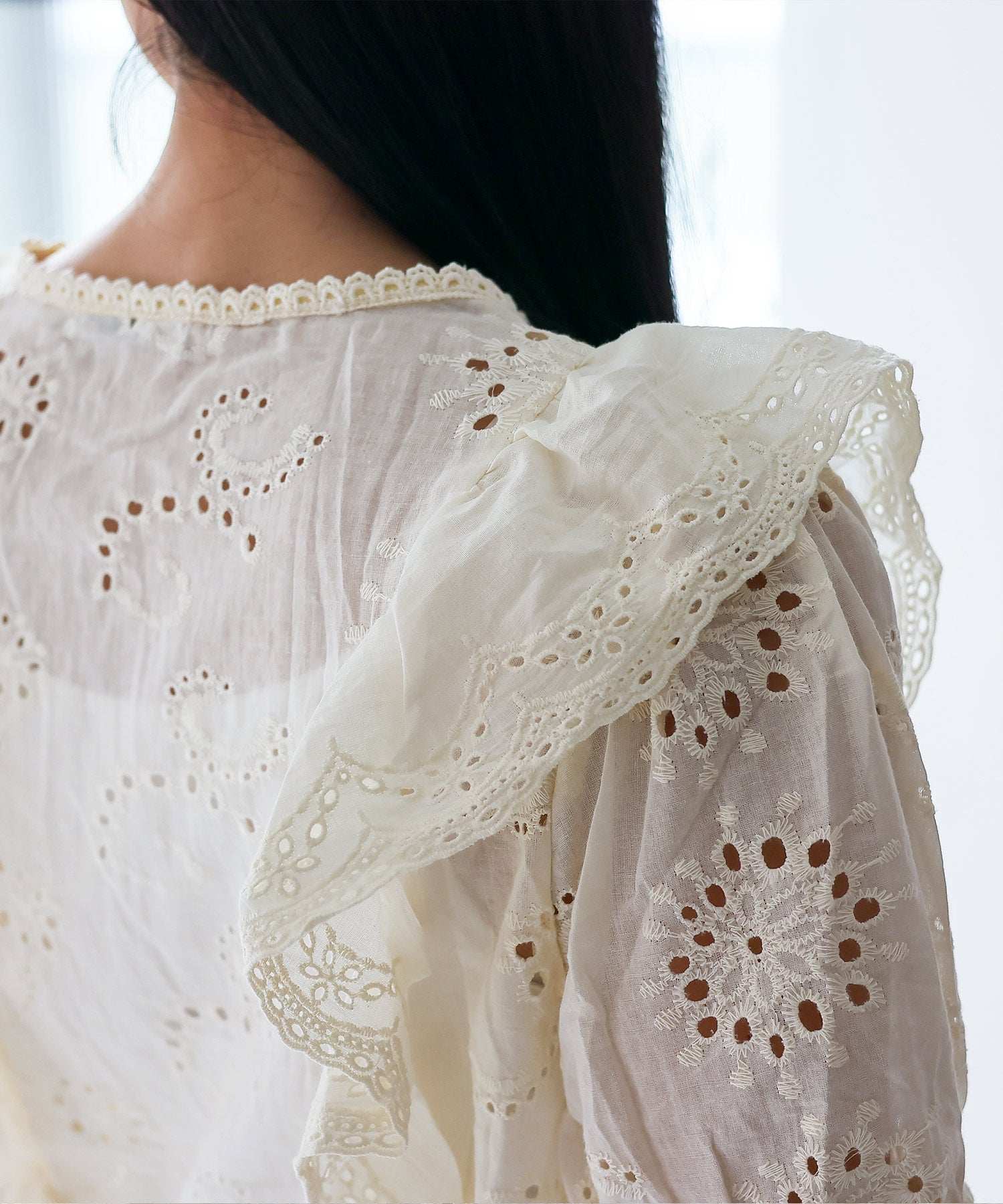ヴィータフェリーチェ VitaFelice パンチング刺繍レース（スカラップ）レースフリルブラウス （IVORY） IVORY