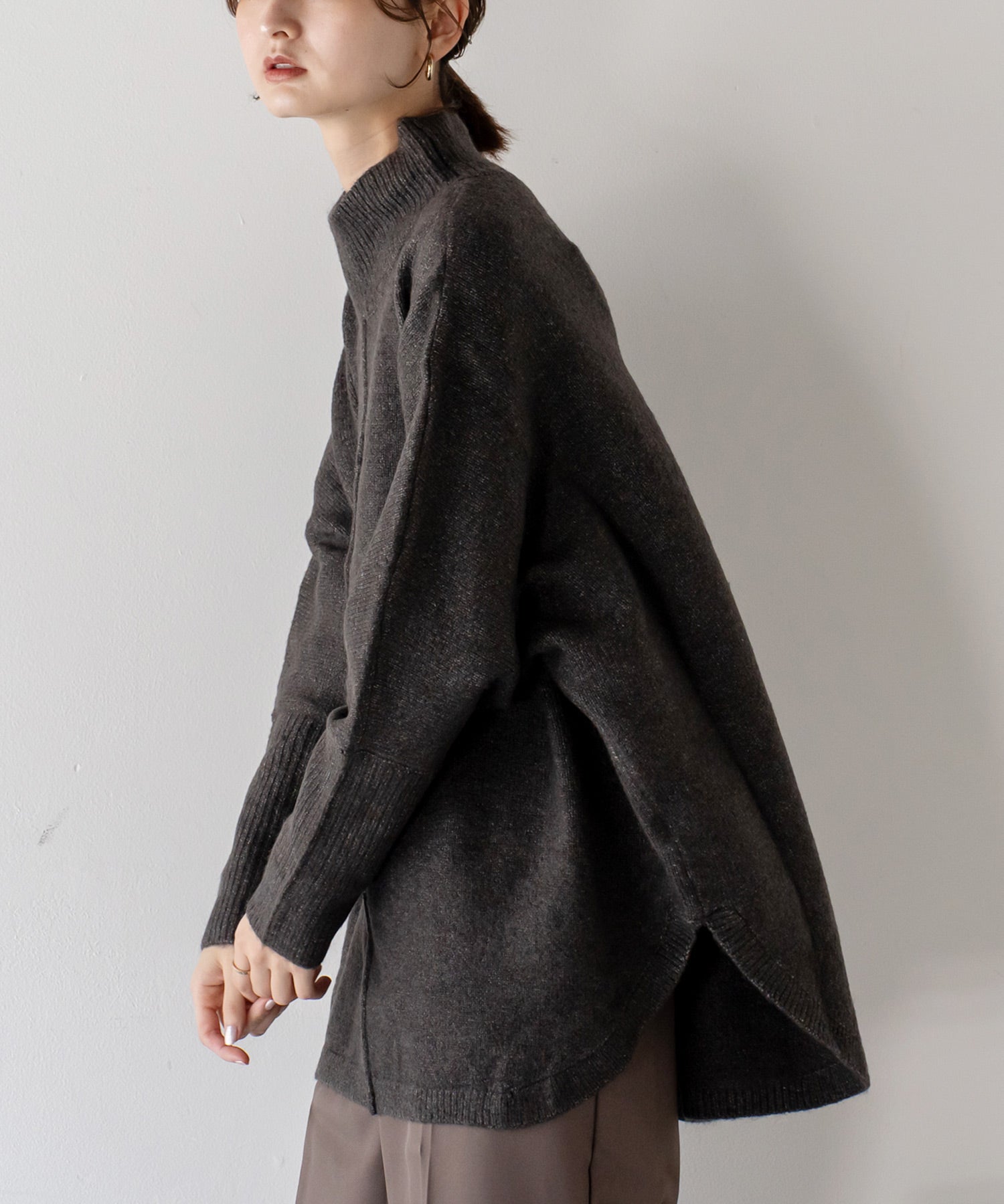 ヴィータフェリーチェ VitaFelice サイドスリットタートルネックトップス,CHARCOAL