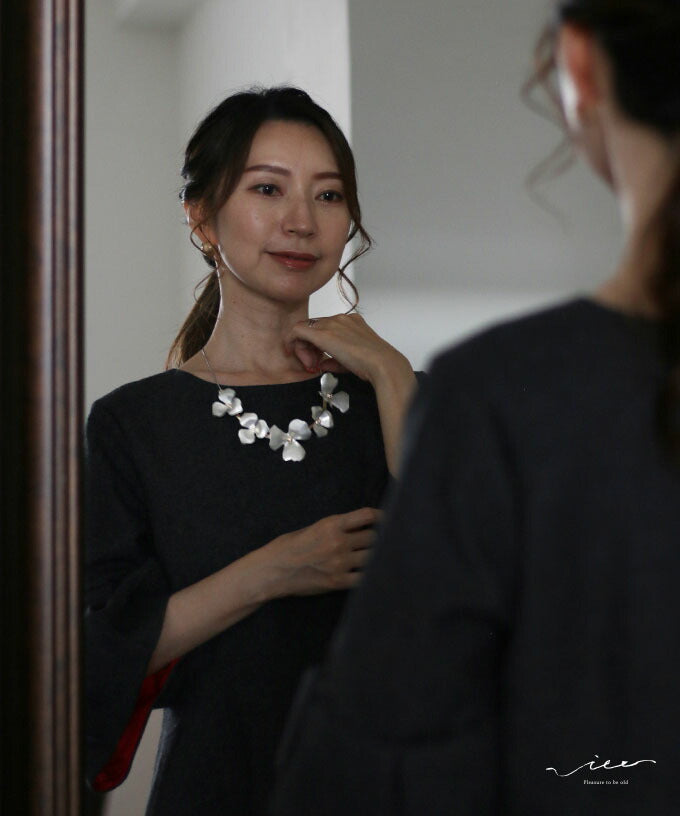 ヴィオ Vieo 連なる花のネックレス （シルバー） シルバー