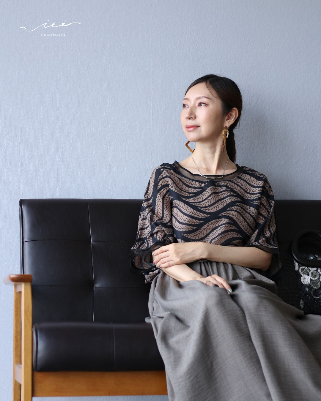 ヴィオ Vieo 一枚で決まる、大人の余裕 リーフ柄シアートップス （ブラック） ブラック