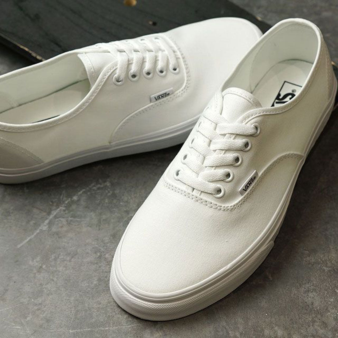 ヴァンズ VANS AUTHENTIC TRUE-WHITE [VN000EE3W00]