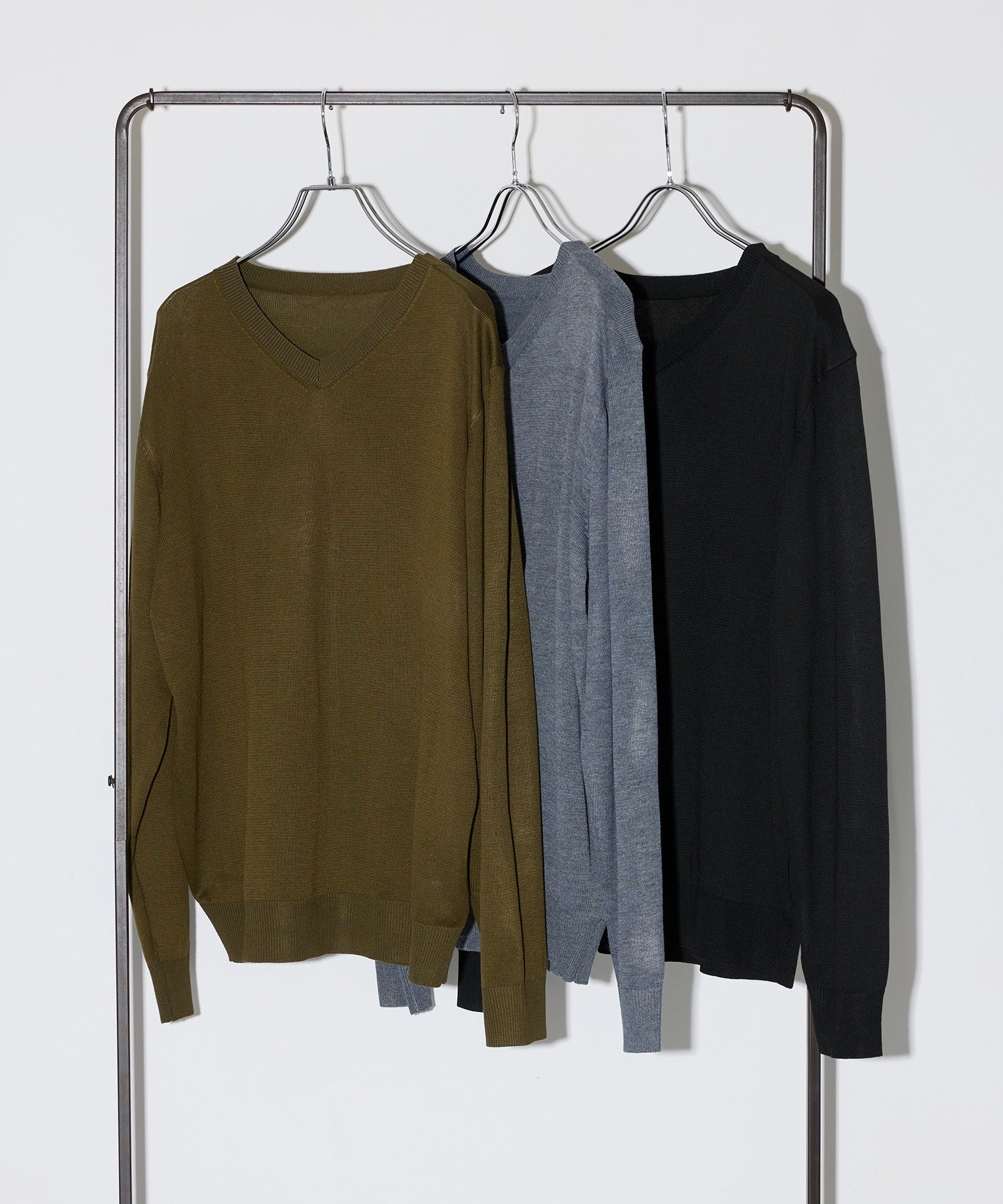 ヴィユー バイメゾンブリーズ vieux by MAISON BREEZE V neck loose light knit （ブラック） ブラック