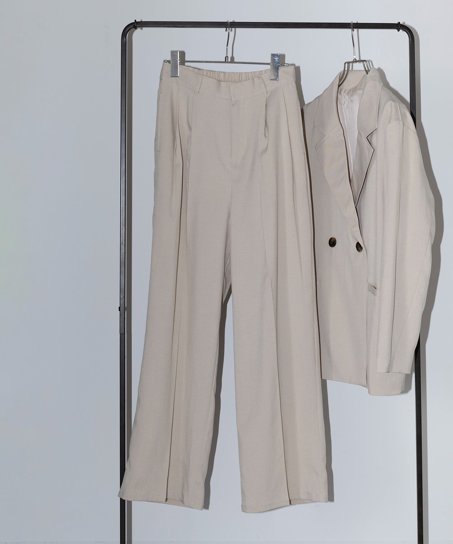 ヴィユー バイメゾンブリーズ vieux by MAISON BREEZE Center press pants #1 （グレイッシュベージュ） グレイッシュベージュ