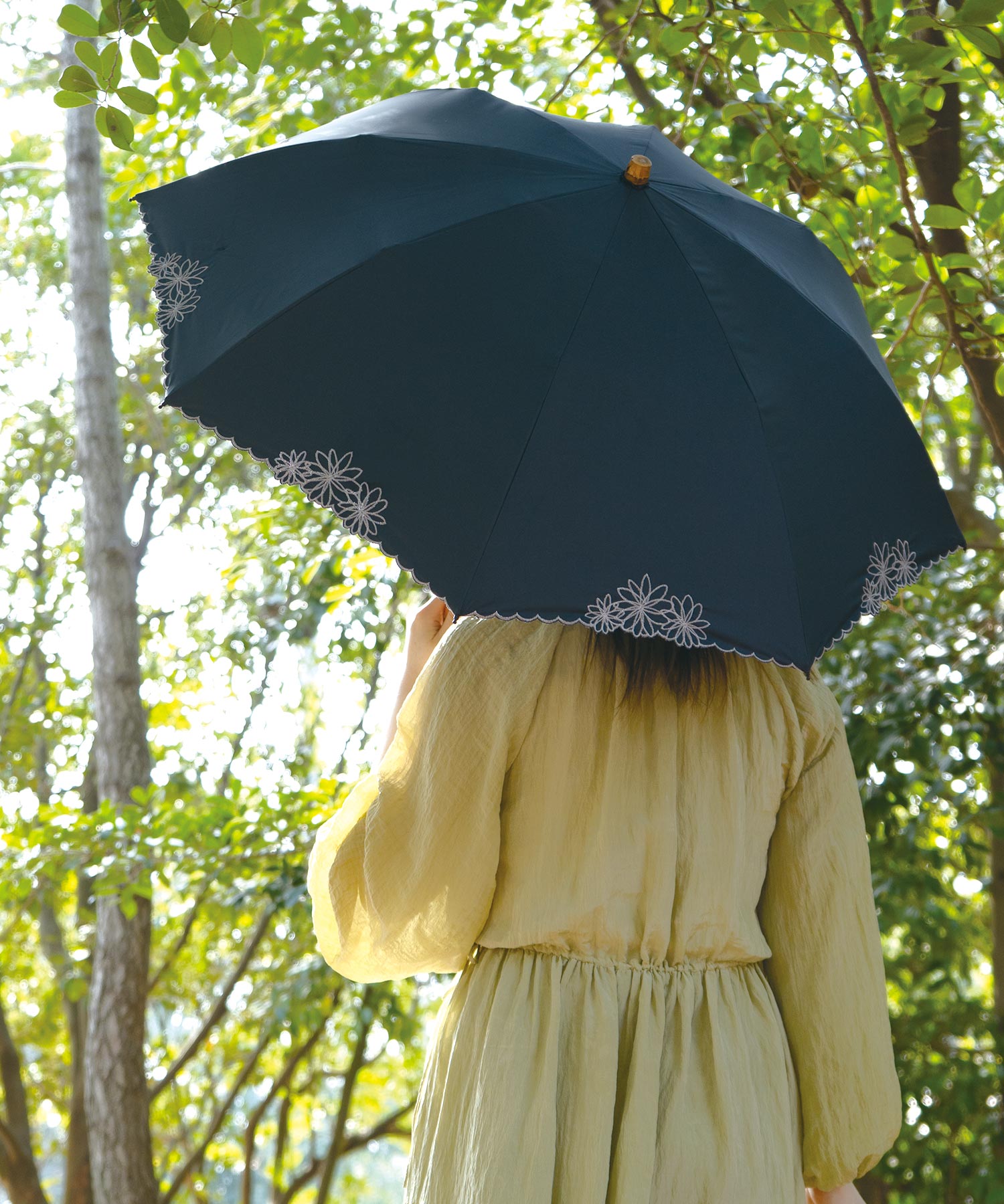 【Wpc.公式】最強の日傘 UVO(ウーボ) 2段 刺繍フラワー 親骨50cm 完全遮光 遮熱 UVカット100％ 晴雨兼用 レディース 折りたたみ 折りたたみ傘（ブルーグレー） ブルーグレー