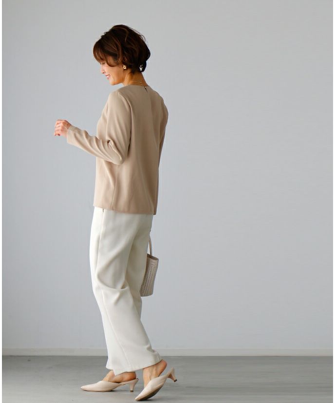 Ehre style Beautiful lines A blouse perfected in simplicity for work