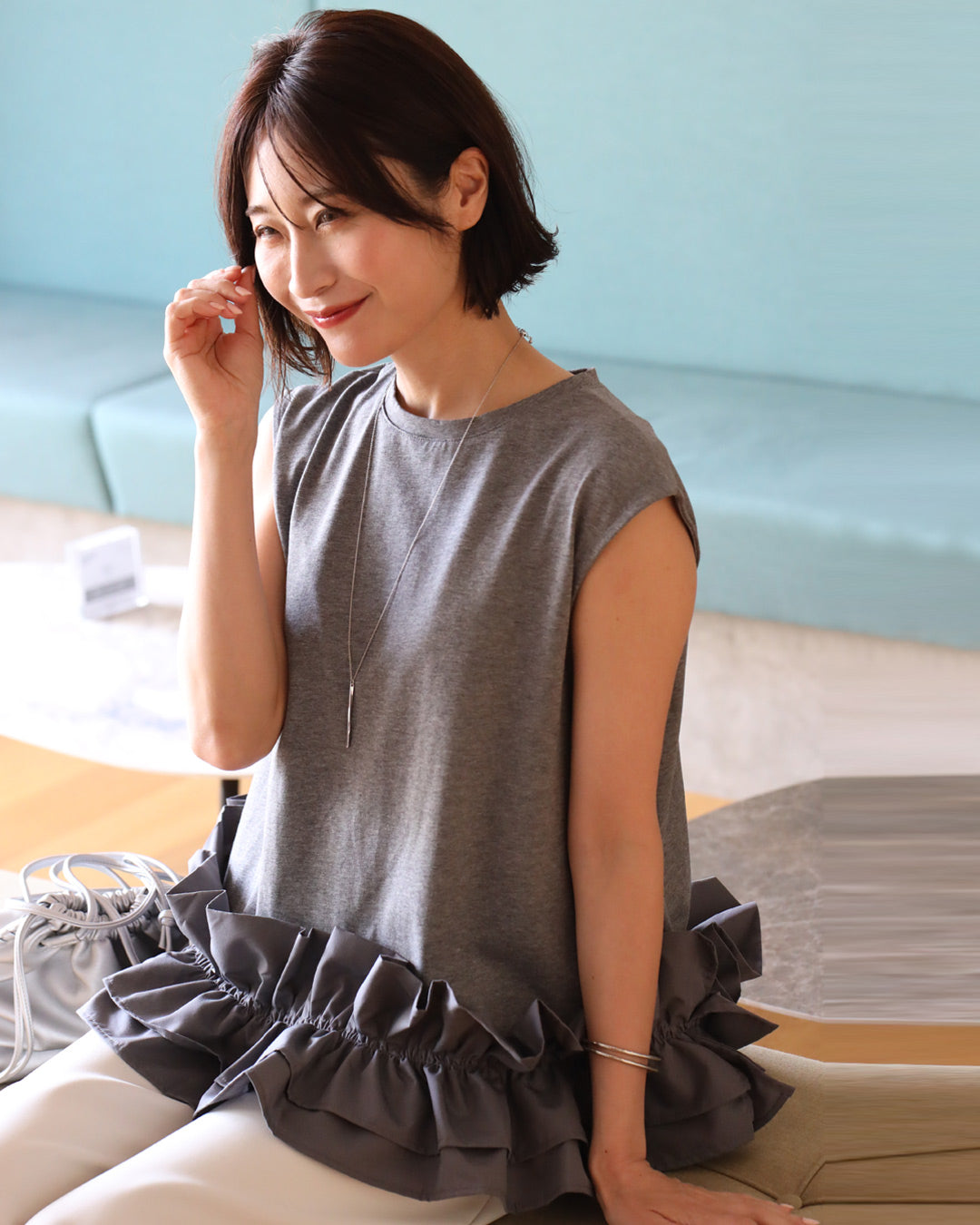エーレスタイル Ehre style 新お仕事！上品な甘め系 裾フリルトップス （グレー） グレー