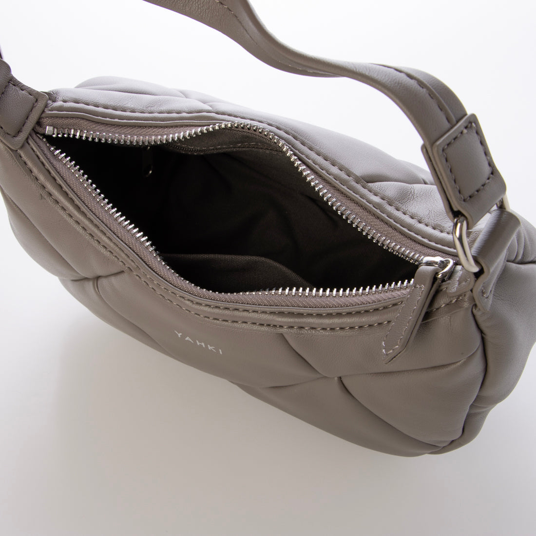 ヤーキ YAHKI キルティングハンドバッグ （black） black