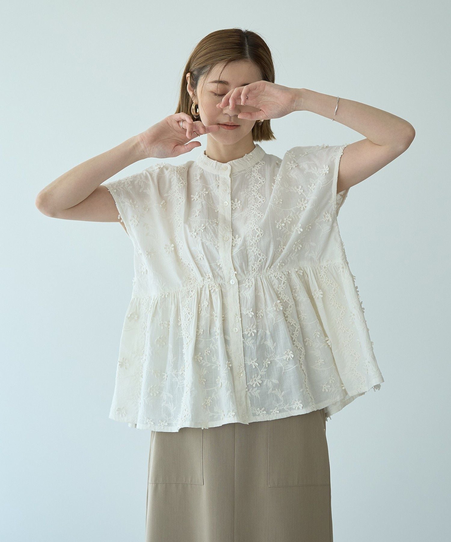 イェッカ ヴェッカ YECCA VECCA 3Dフラワーエンブロイダリーブラウス （ブルー） ブルー