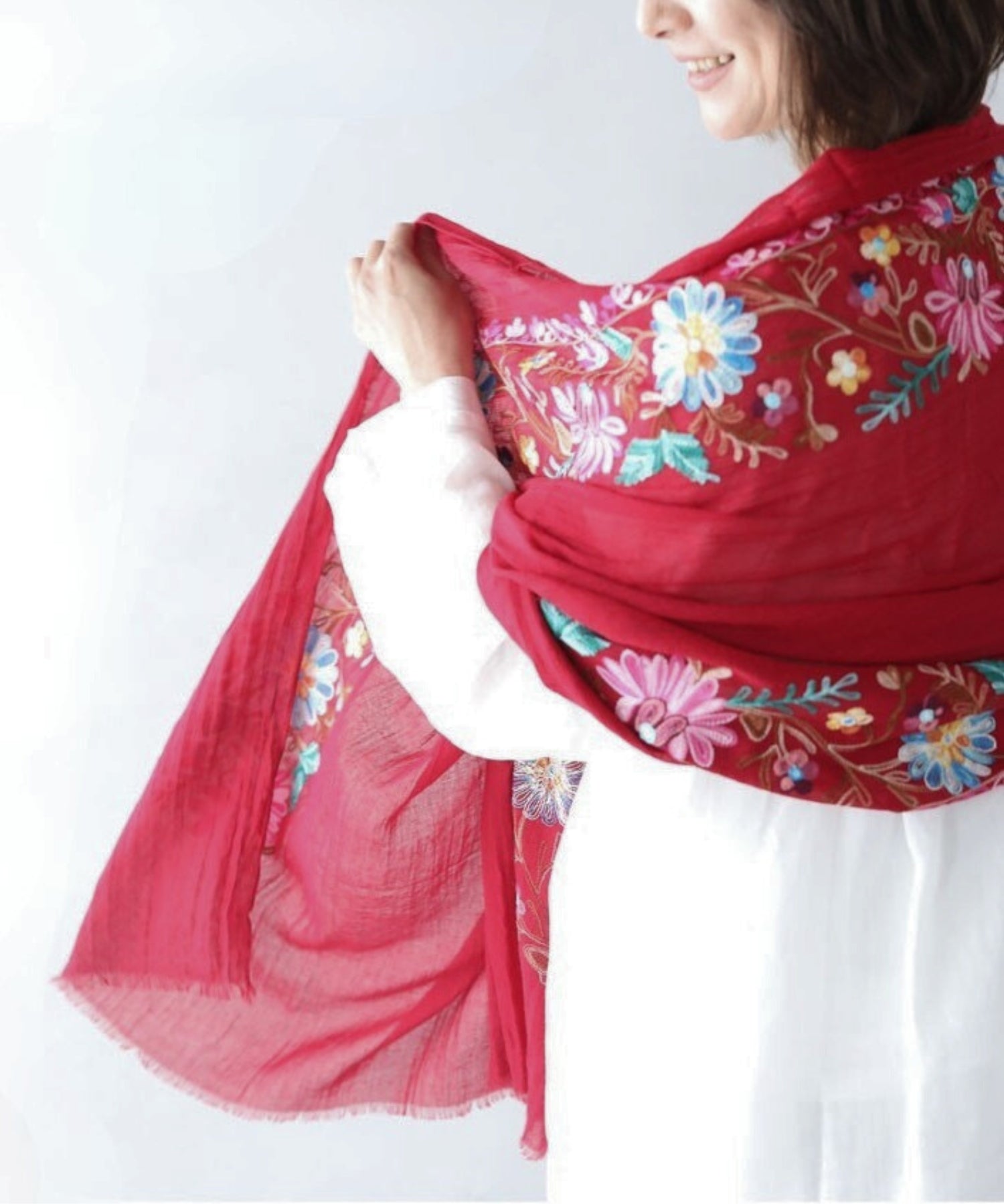 ヨイ YOI モロッコ花刺繍。大判ストール （RED） RED