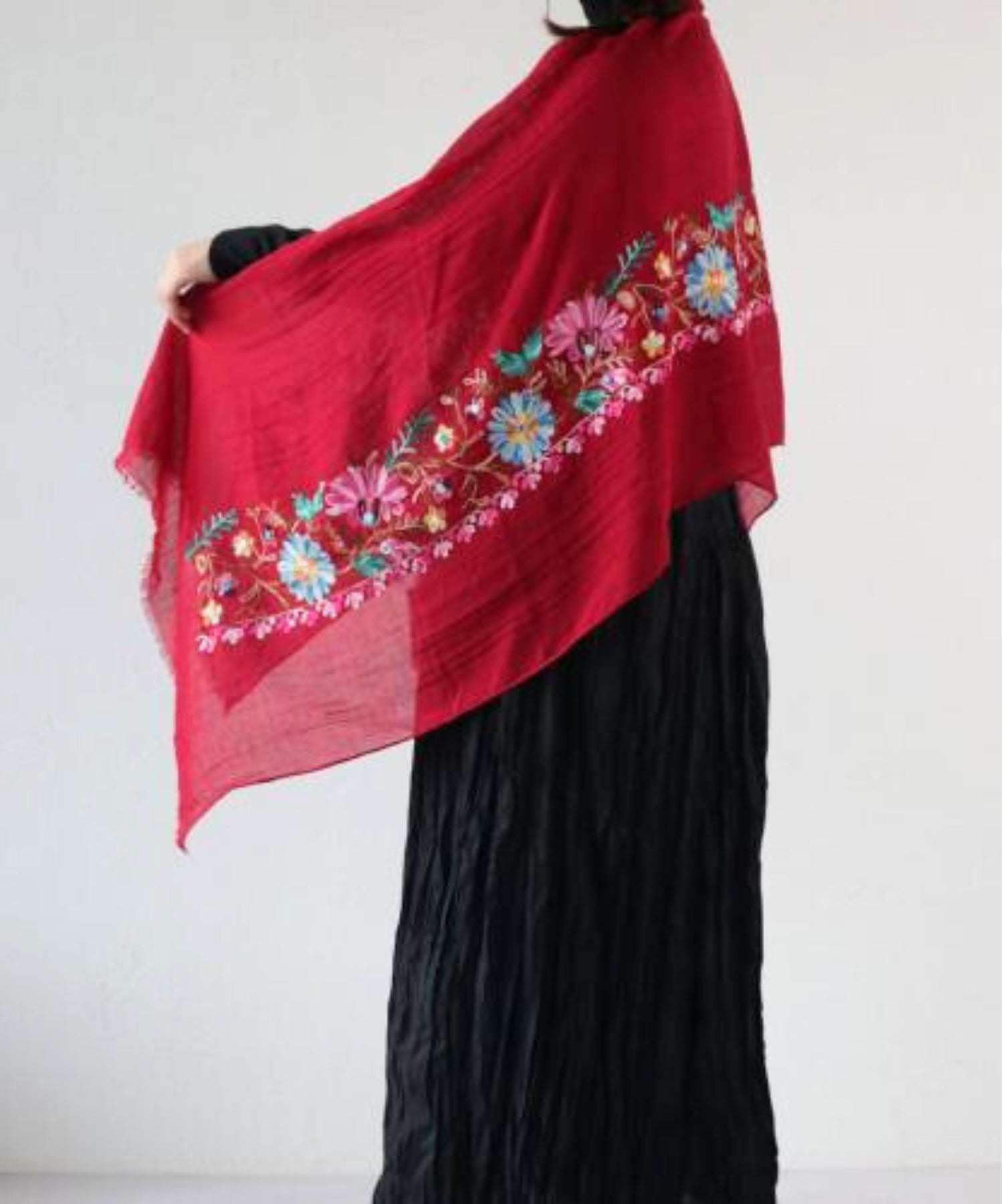 ヨイ YOI モロッコ花刺繍。大判ストール （RED） RED