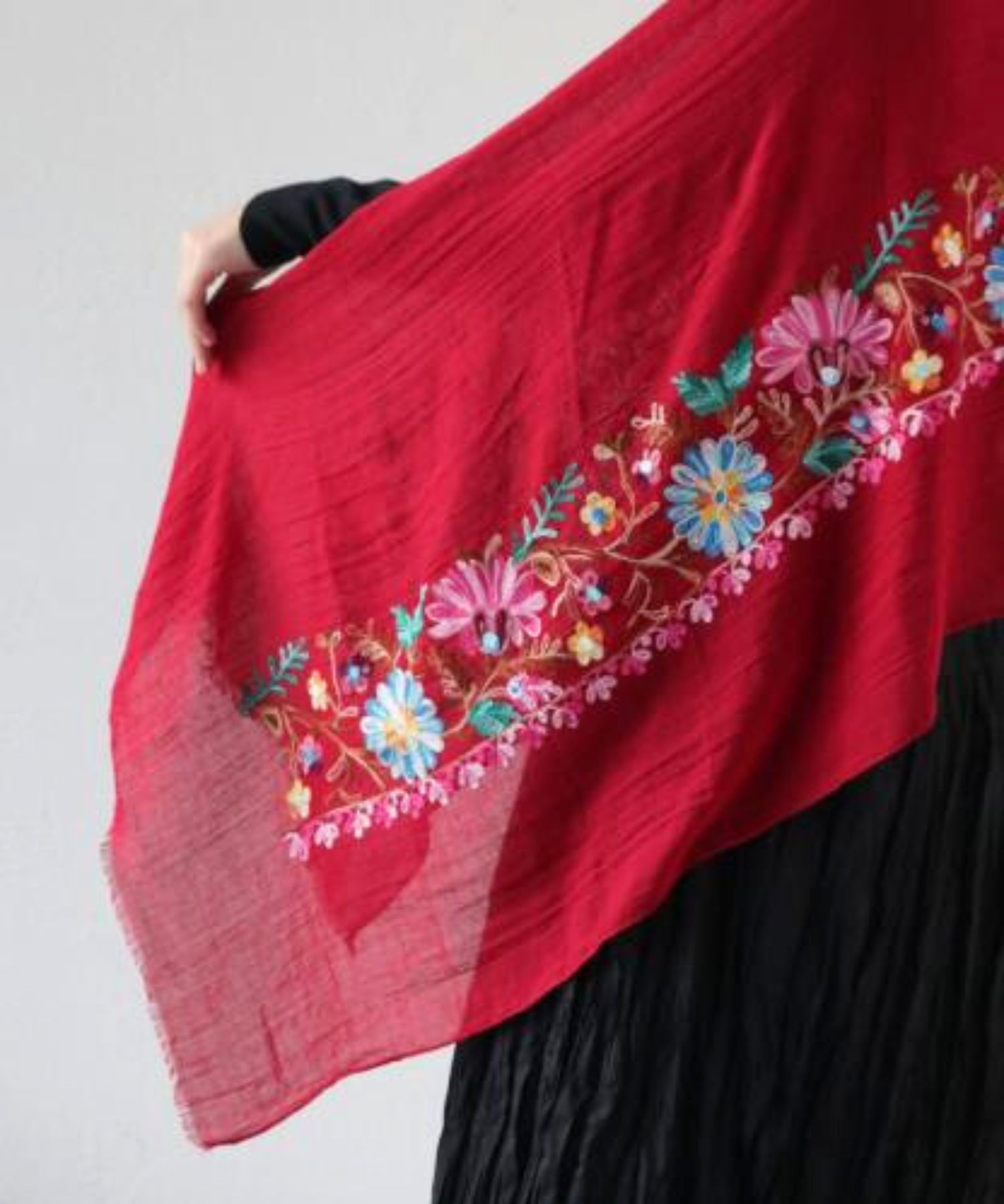 ヨイ YOI モロッコ花刺繍。大判ストール （RED） RED