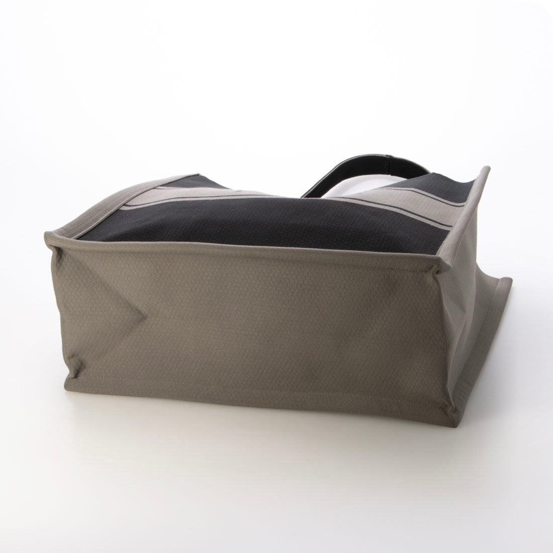 イザック Y'SACCS ウォッシャブルニットトート large （ブラック） ブラック